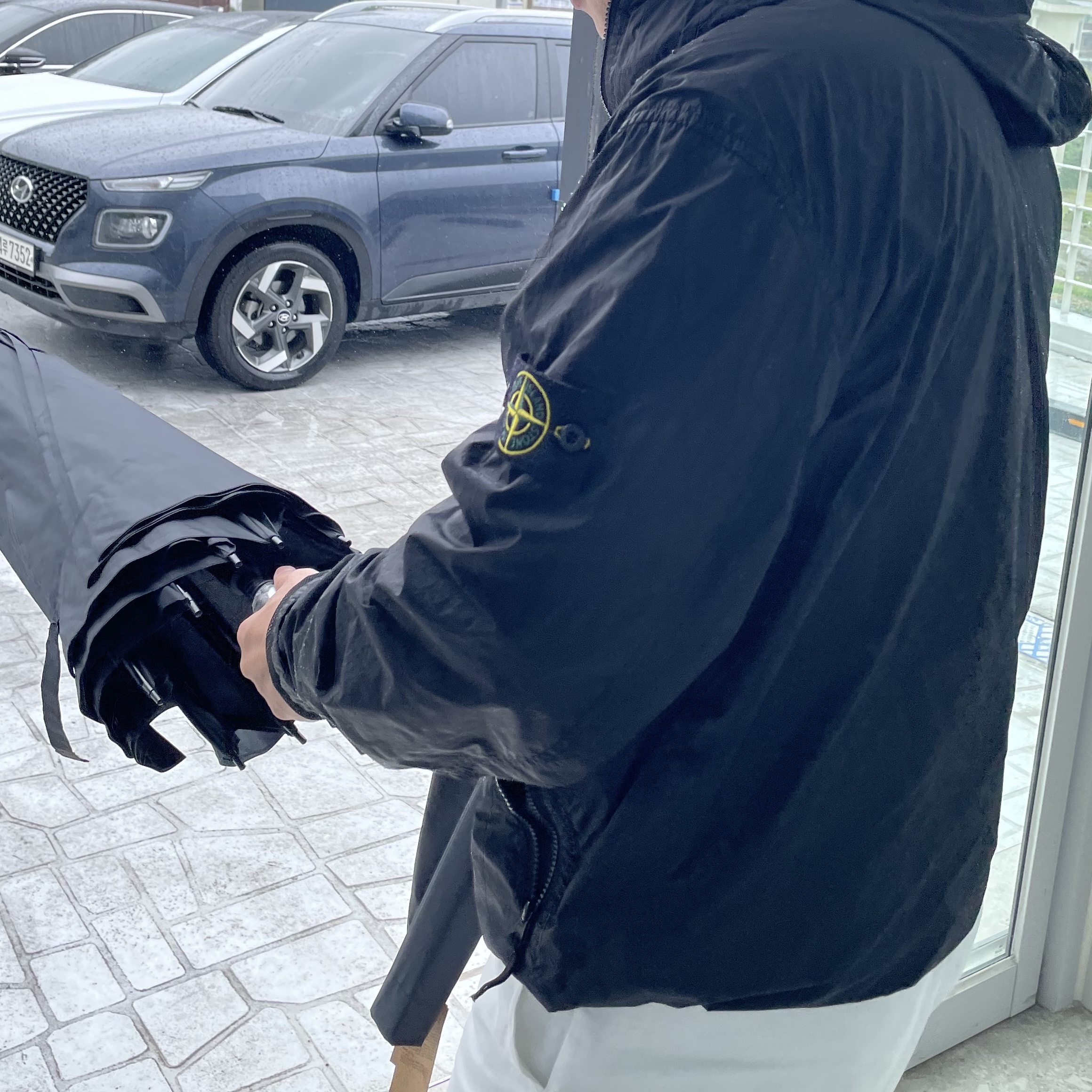 스톤 아일랜드 40522 크링클랩스 나일론 가먼트 다이드 후드 자켓 블랙 - 23SS 착용 스타일 - 2