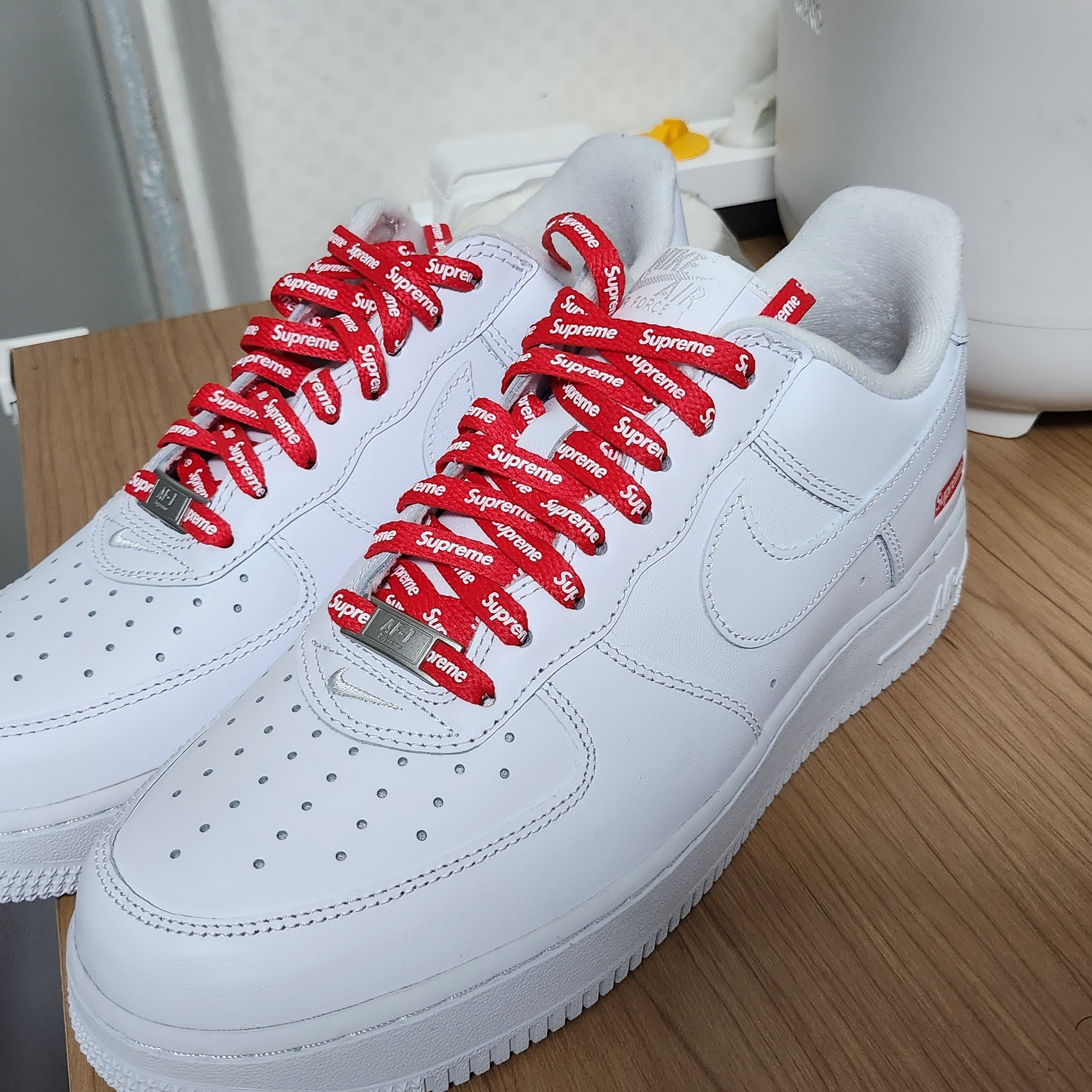 Nike x Supreme Air Force 1 Low White 착용 스타일 - 1