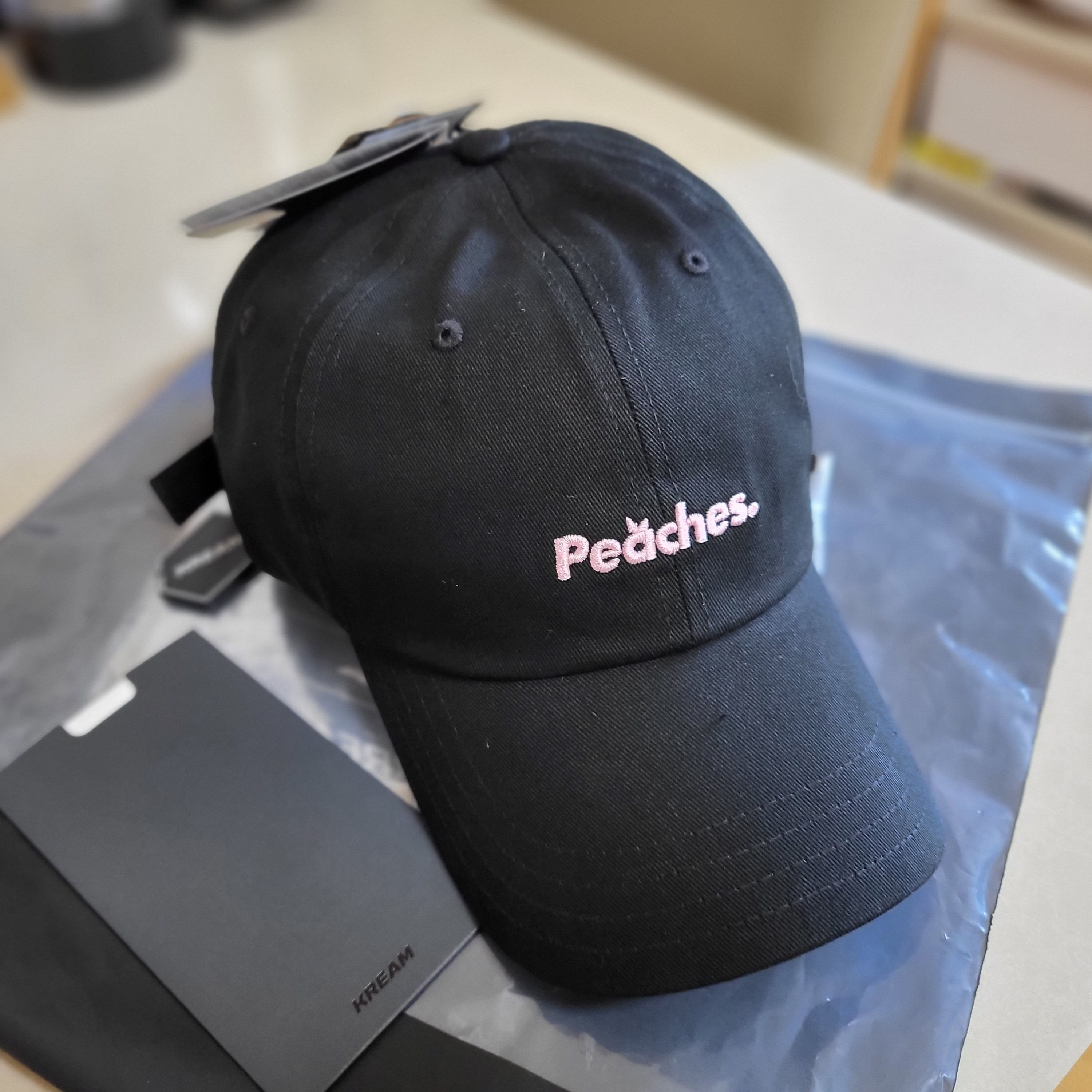 Vans x Peaches. Cap Black 착용 스타일