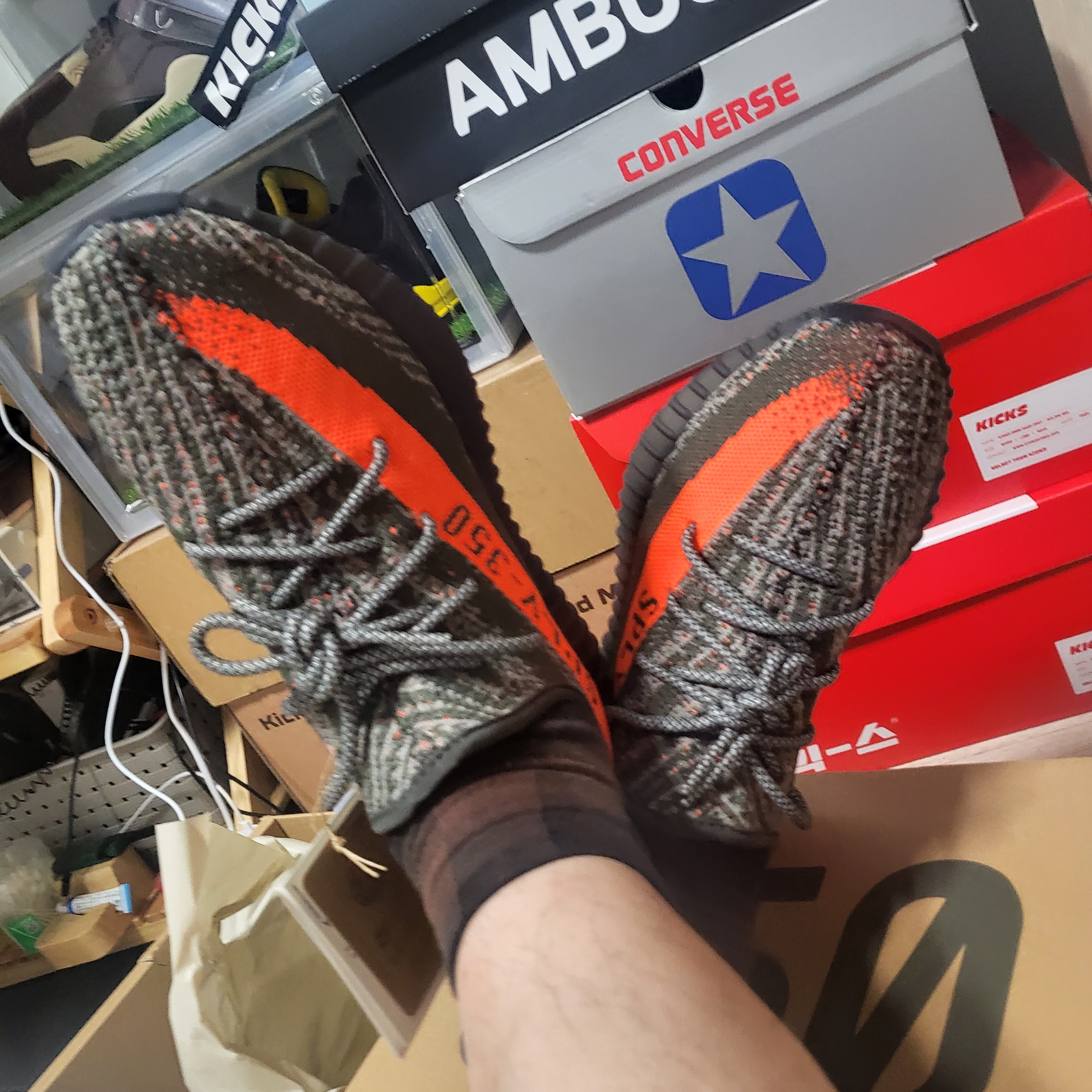 Adidas Yeezy Boost 350 V2 Carbon Beluga 착용 스타일 - 3