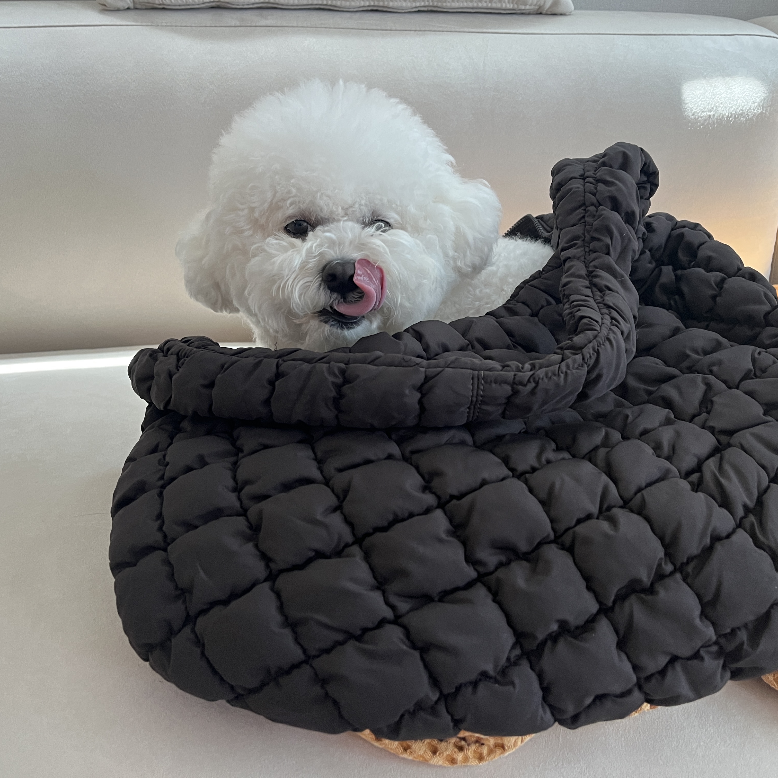 COS Quilted Oversized Shoulder Bag Brown 착용 스타일 - 2