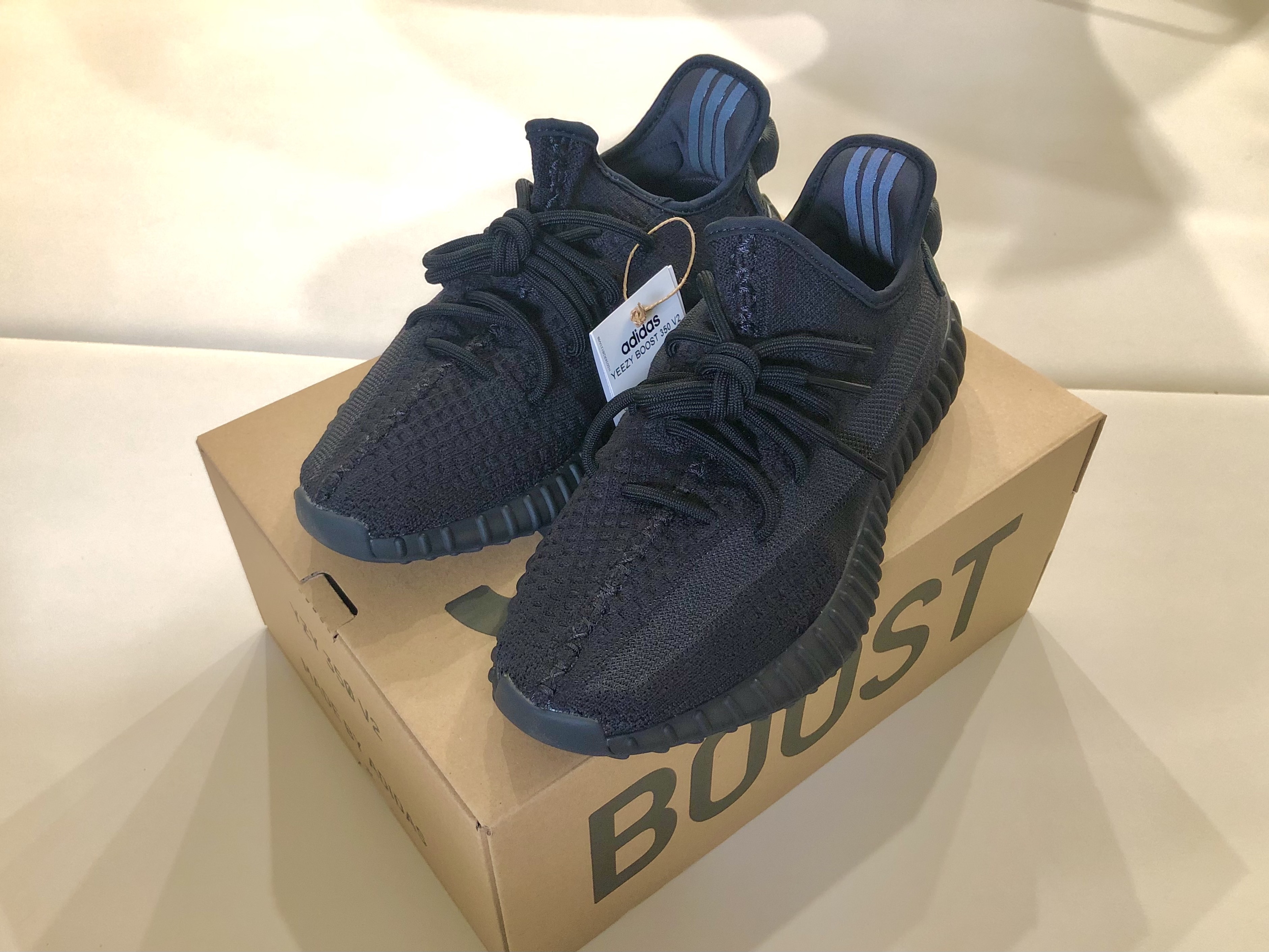 Adidas Yeezy Boost 350 V2 Onyx 착용 스타일 - 2