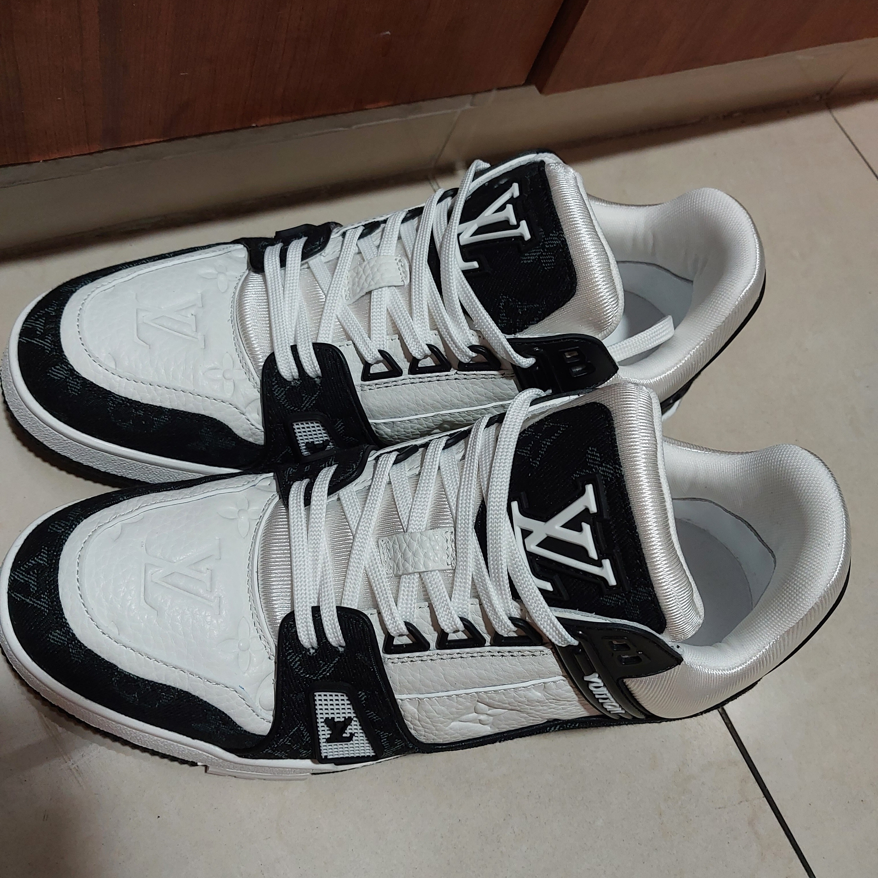 Louis Vuitton LV Trainer Sneakers Monogram Denim Black 착용 스타일