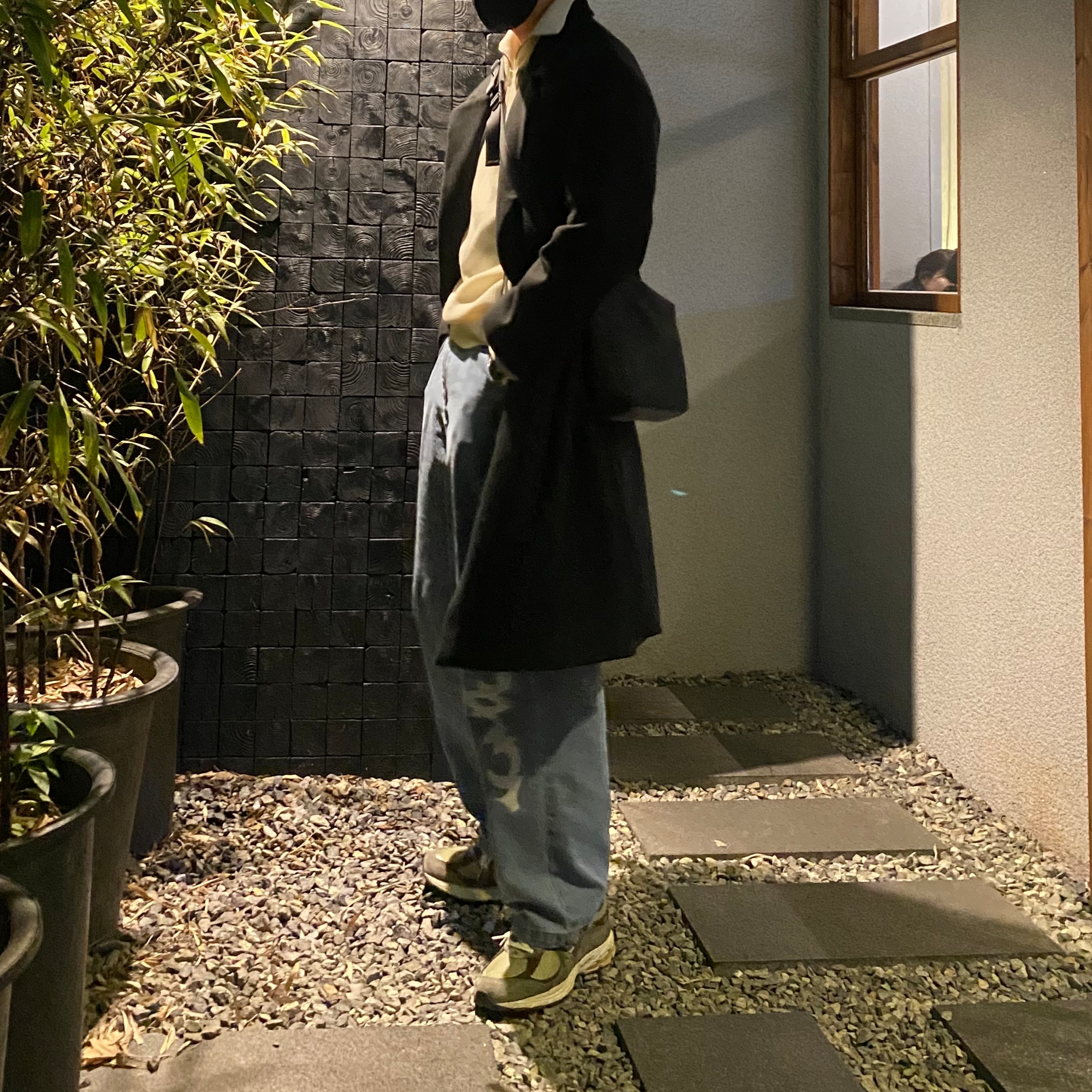 New Balance 2002R Special Vintage Khaki 착용 스타일 - 2