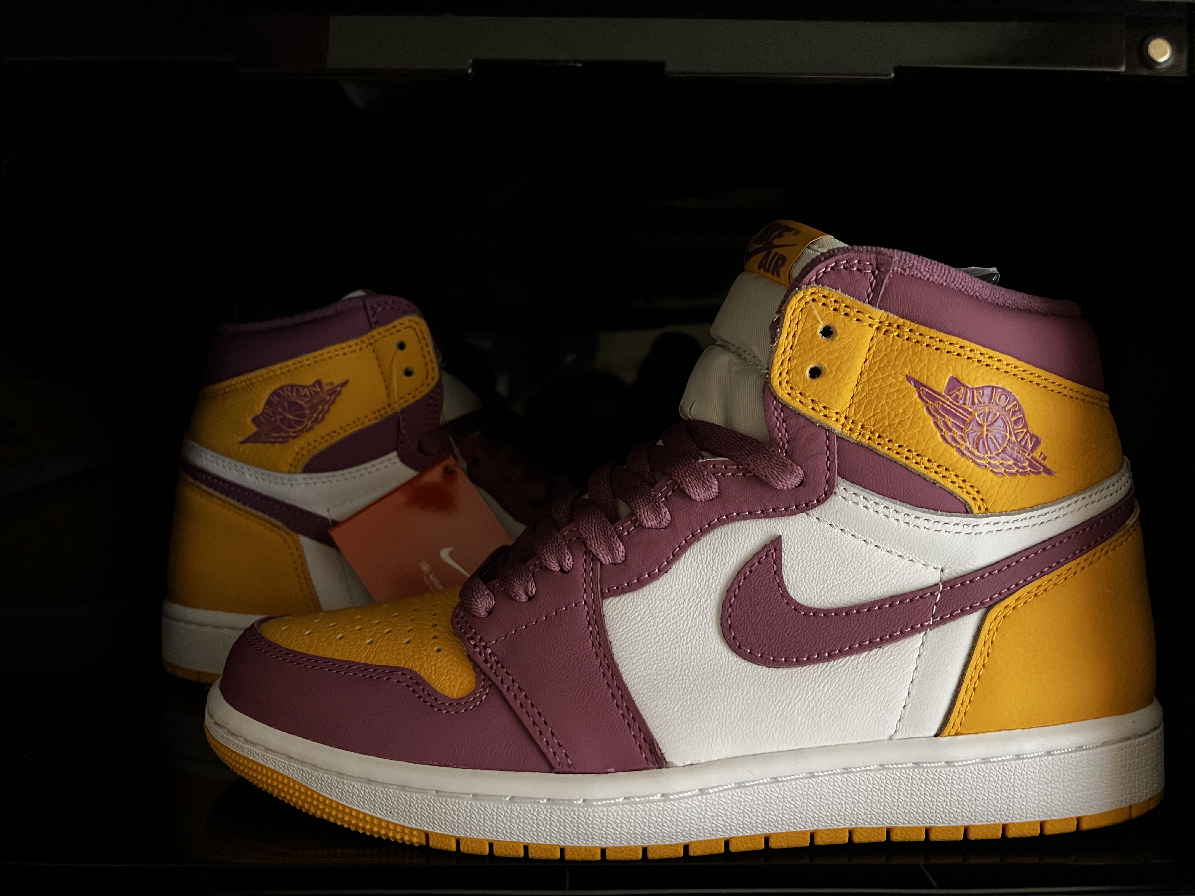 Jordan 1 Retro High OG University Gold Light Bordeaux 착용 스타일
