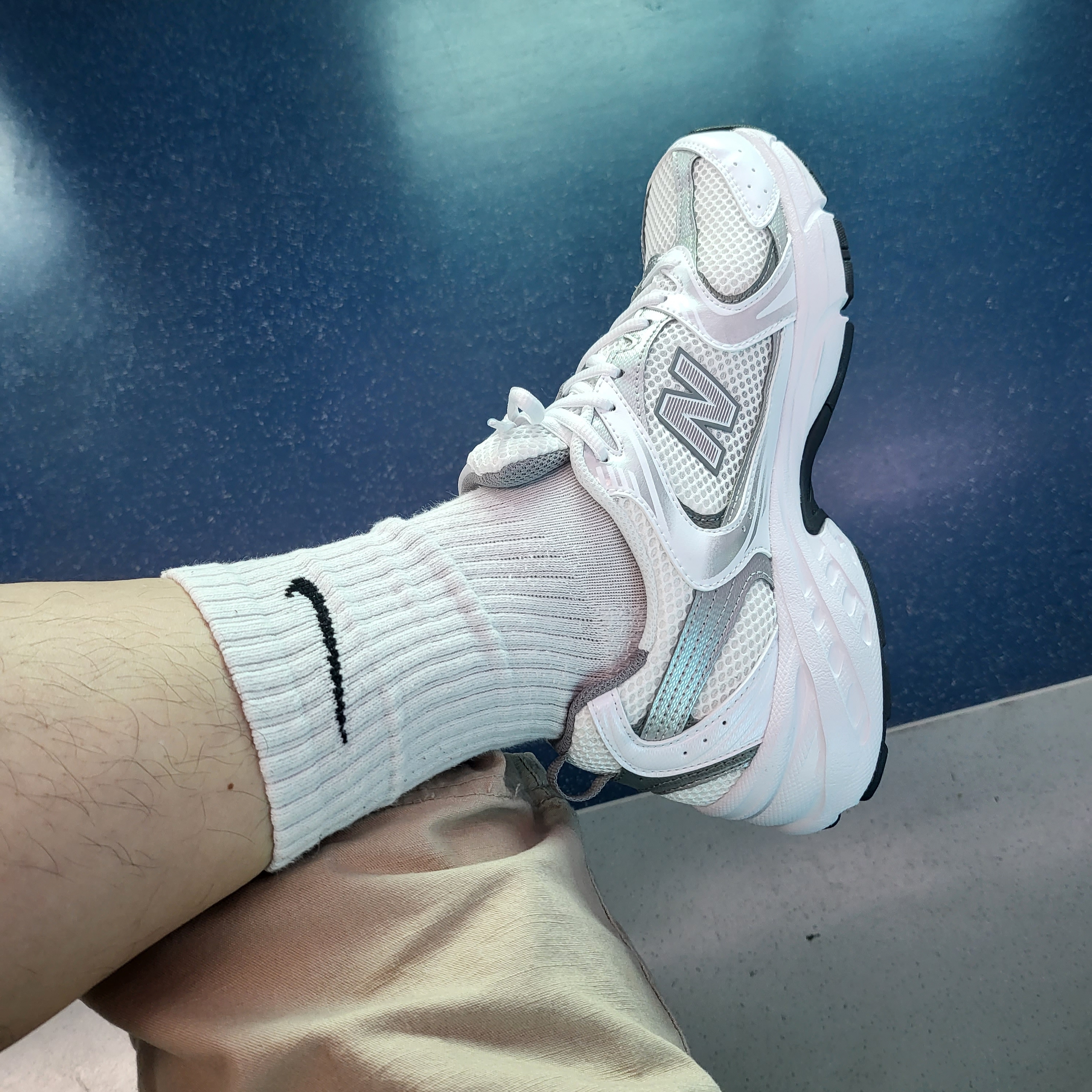 New Balance 530 White Silver 착용 스타일