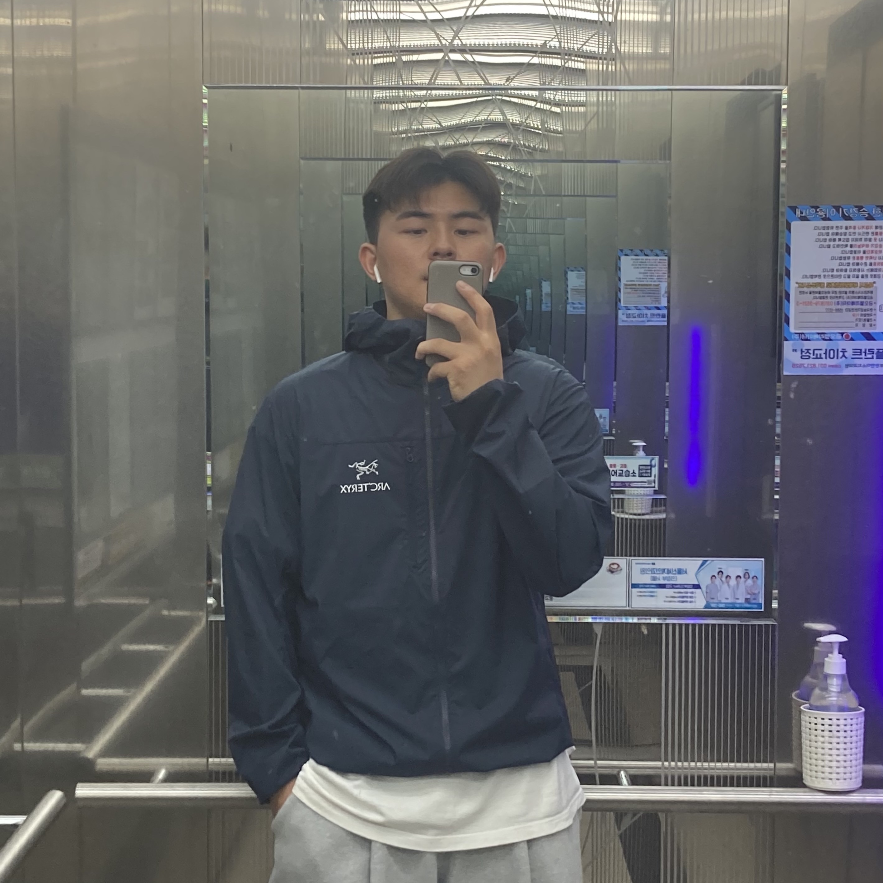 Arc'teryx Squamish Hoody Black Sapphire 착용 스타일