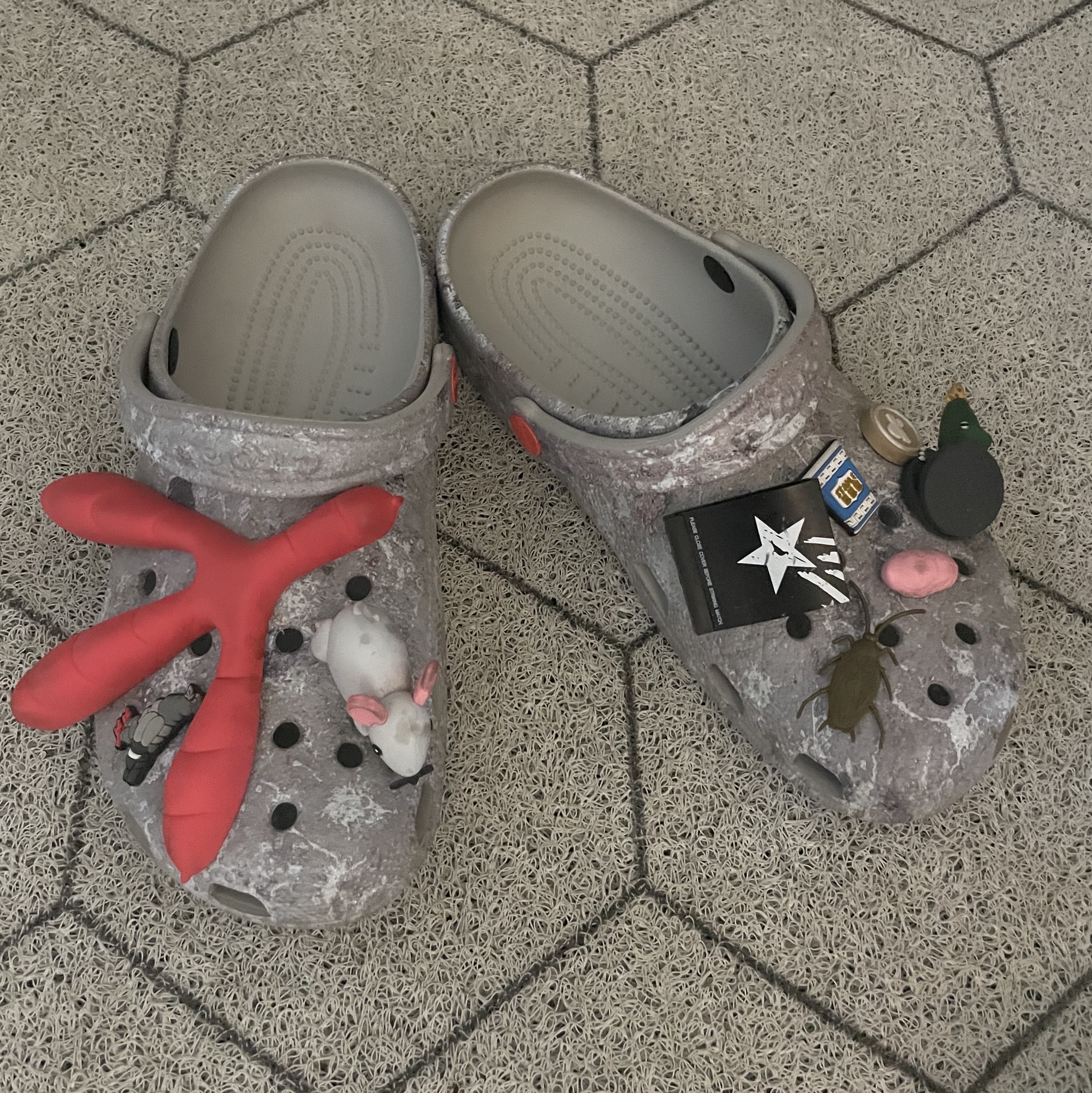 Crocs x Staple Classic Clog Grey Red 착용 스타일