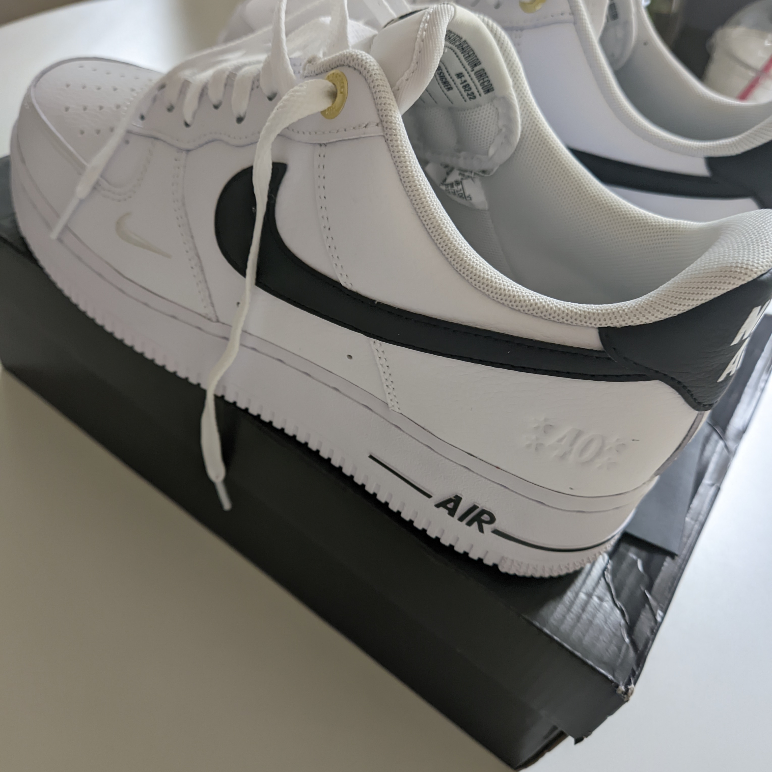 Nike Air Force 1 '07 LV8 40th Anniversary Join Forces White Black 착용 스타일 - 5