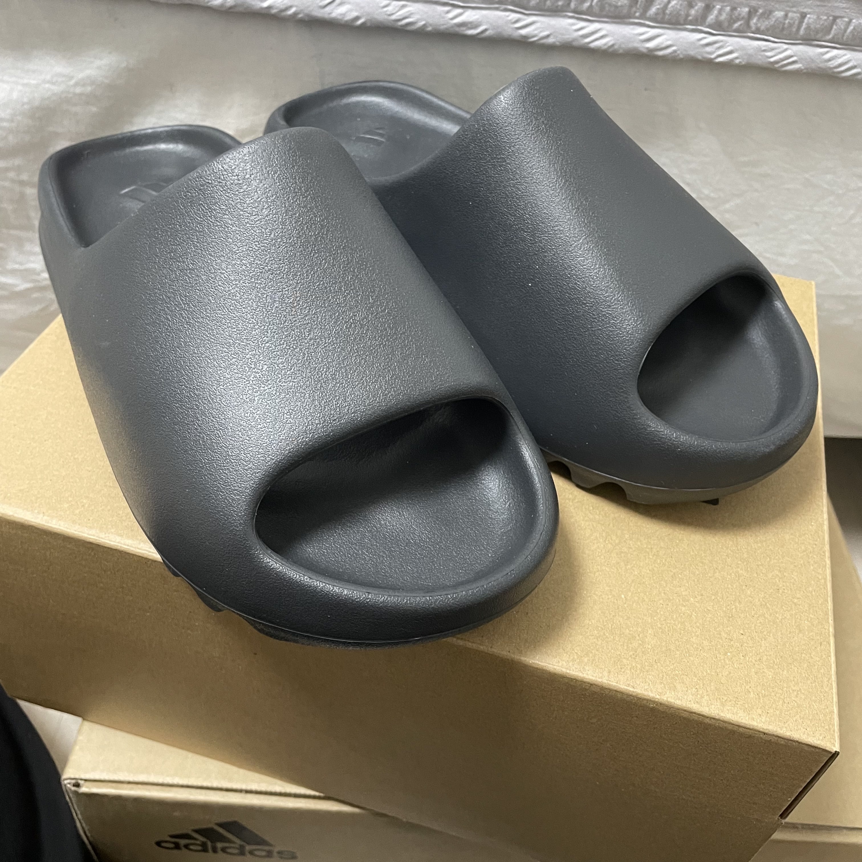 Adidas Yeezy Slide Onyx 착용 스타일 - 1
