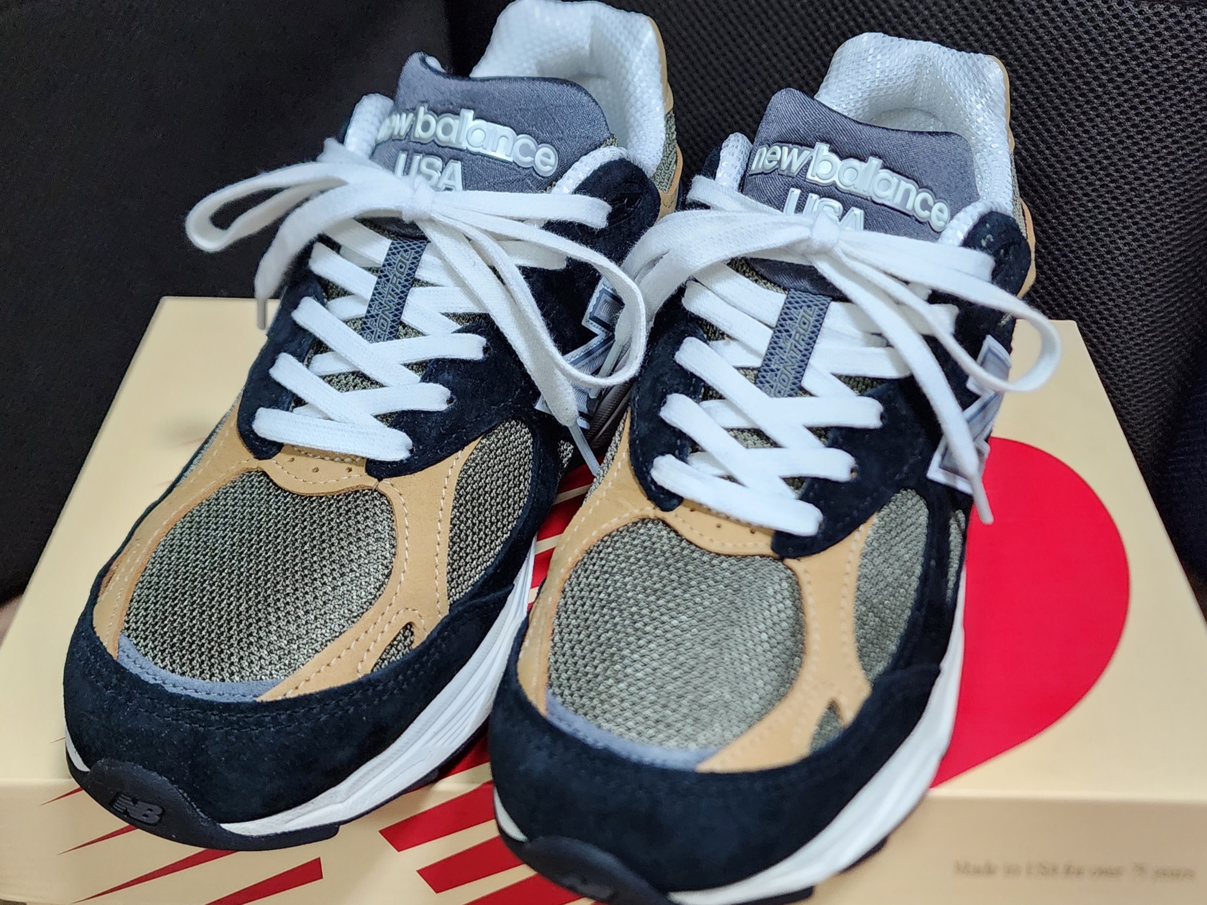 New Balance 990v3 Made in USA Black Tan 착용 스타일 - 1
