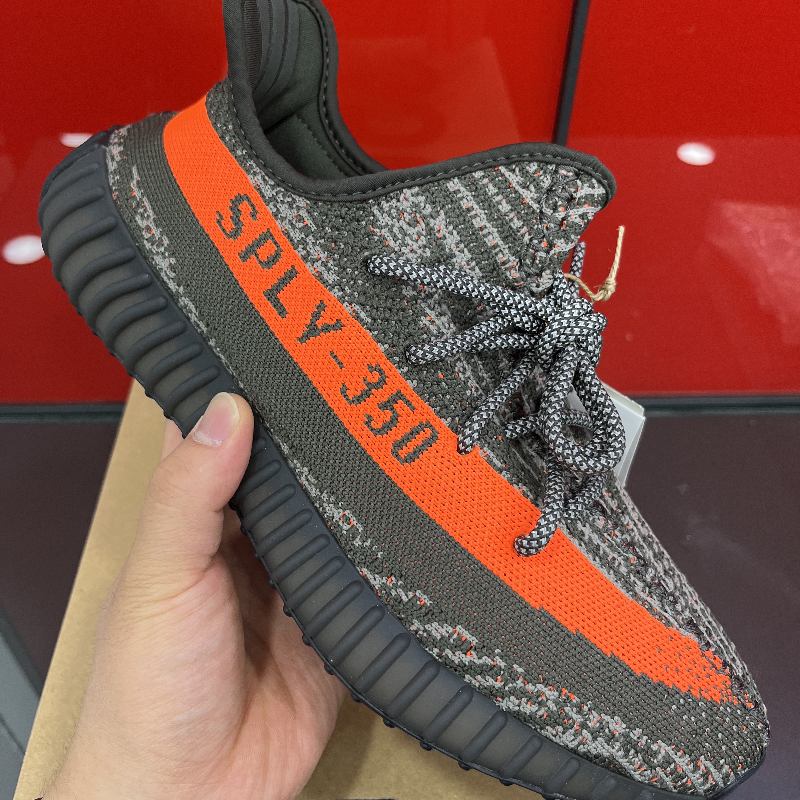 Adidas Yeezy Boost 350 V2 Carbon Beluga 착용 스타일
