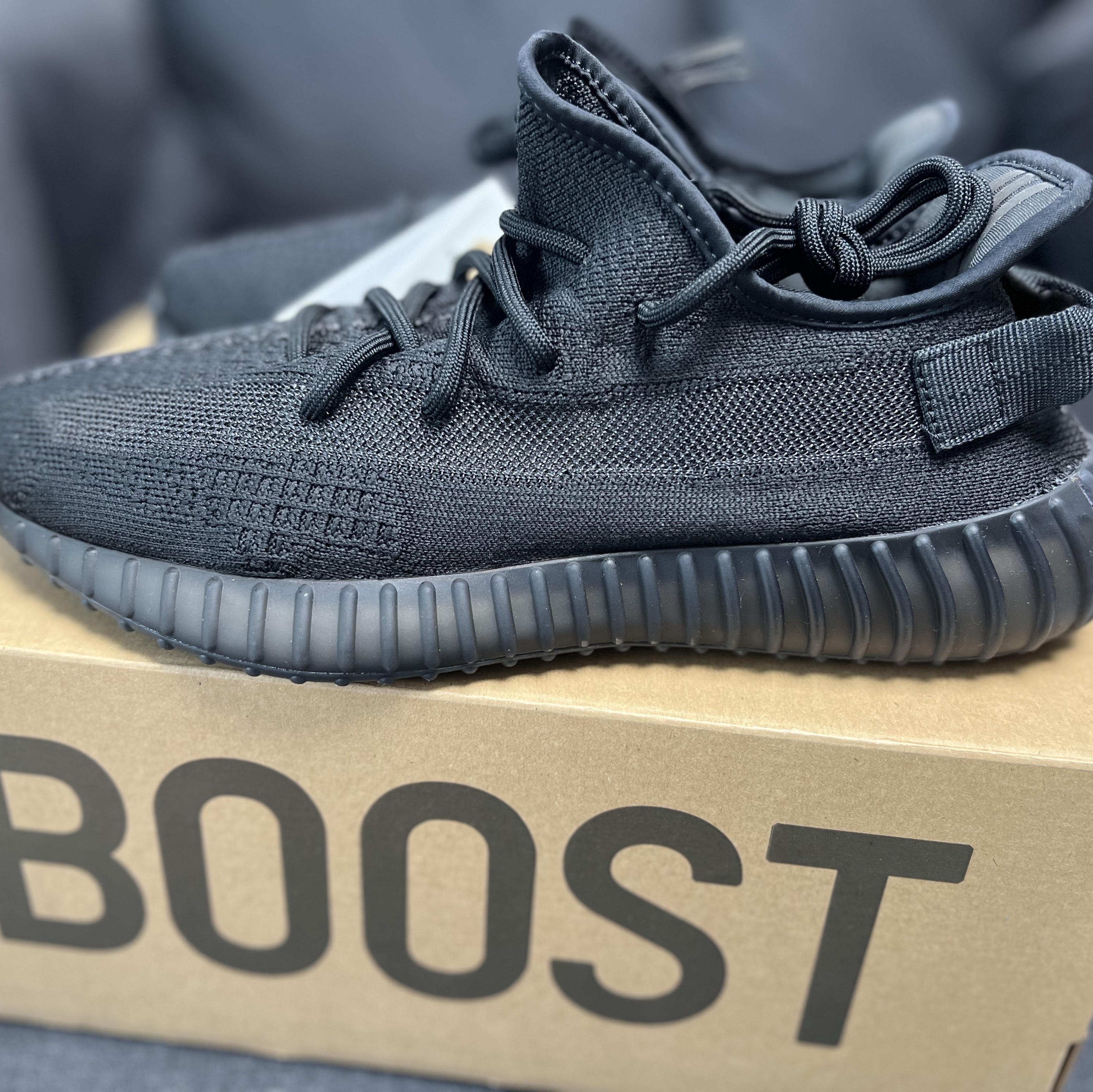 Adidas Yeezy Boost 350 V2 Onyx 착용 스타일 - 2