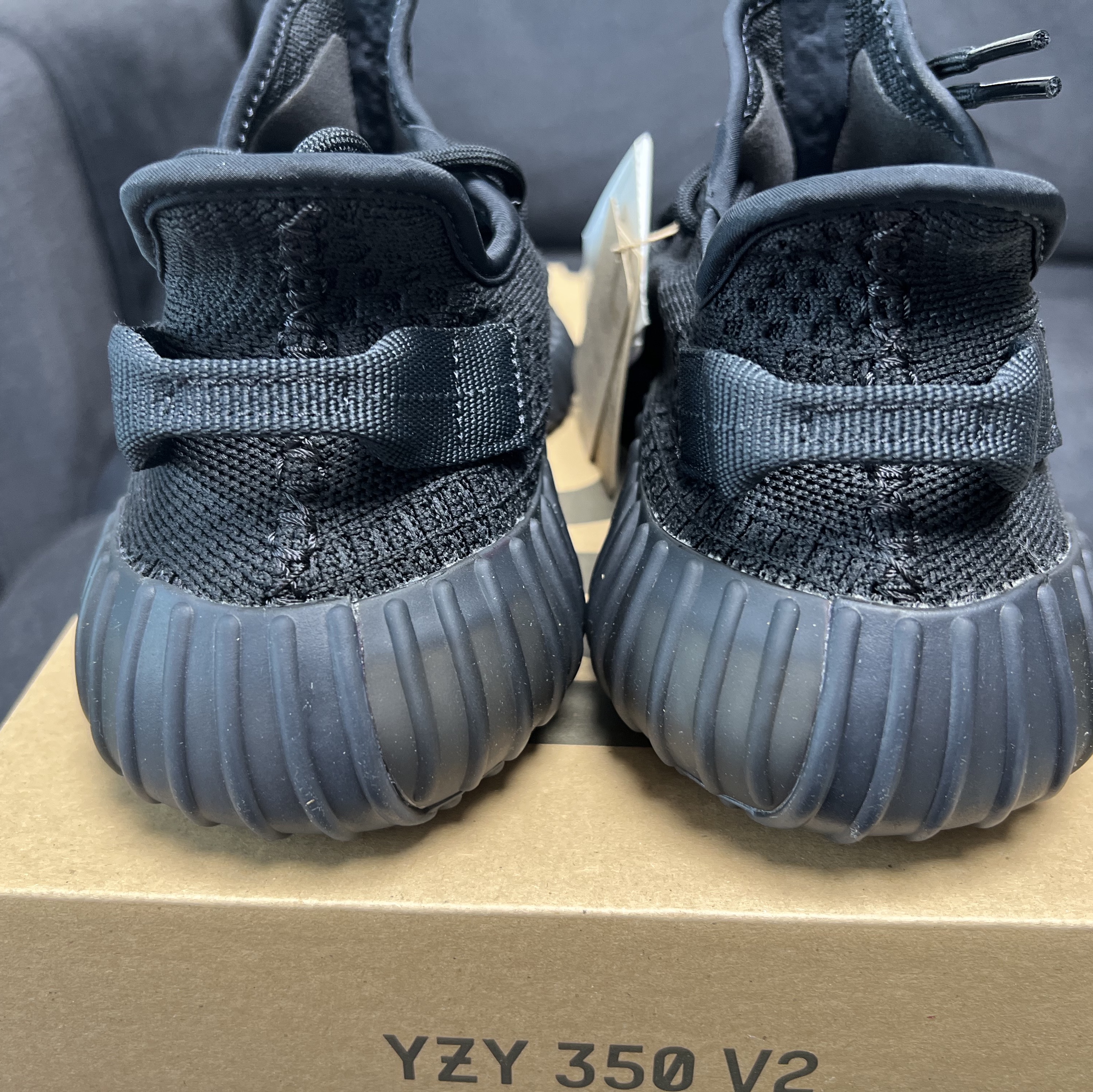 Adidas Yeezy Boost 350 V2 Onyx 착용 스타일 - 3