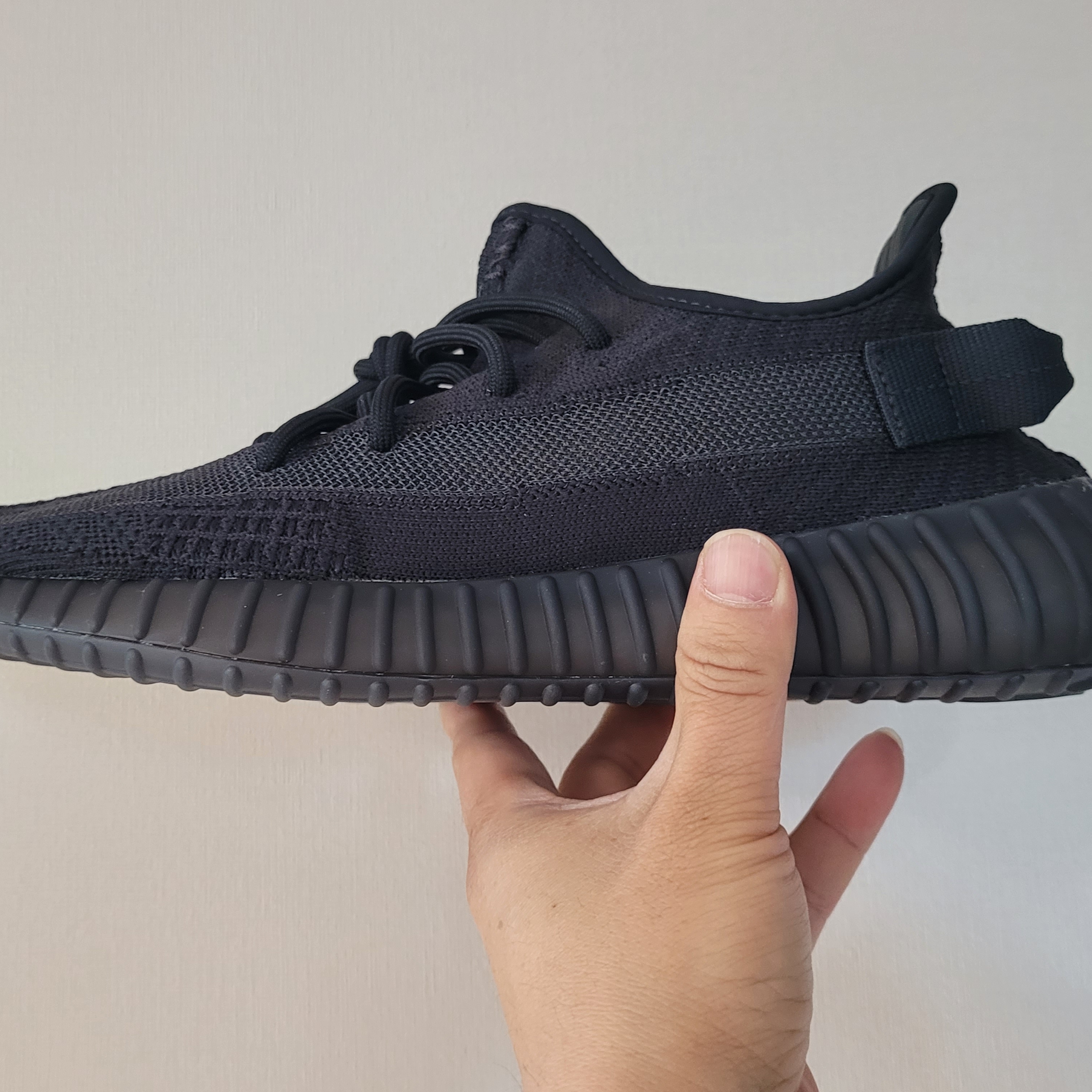 Adidas Yeezy Boost 350 V2 Onyx, Adidas Yeezy Boost 350 V2 Carbon Beluga 착용 스타일 - 3