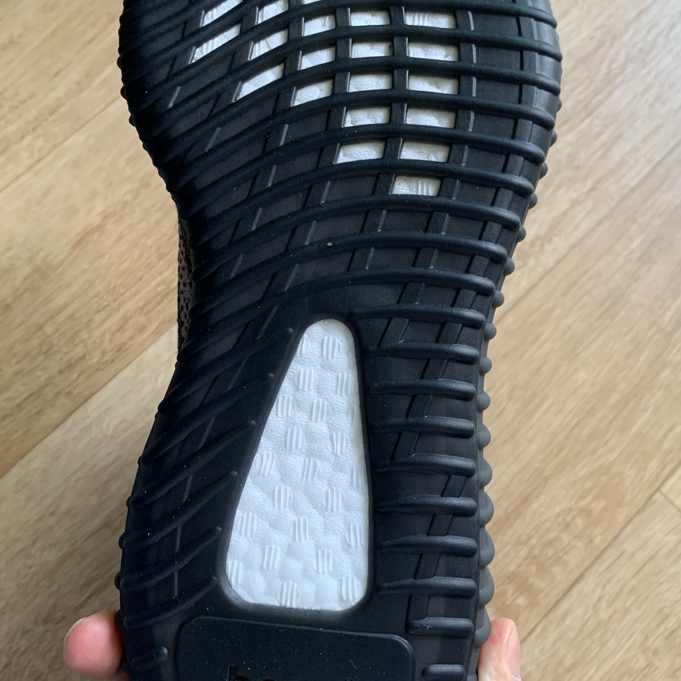 Adidas Yeezy Boost 350 V2 Carbon Beluga 착용 스타일 - 3