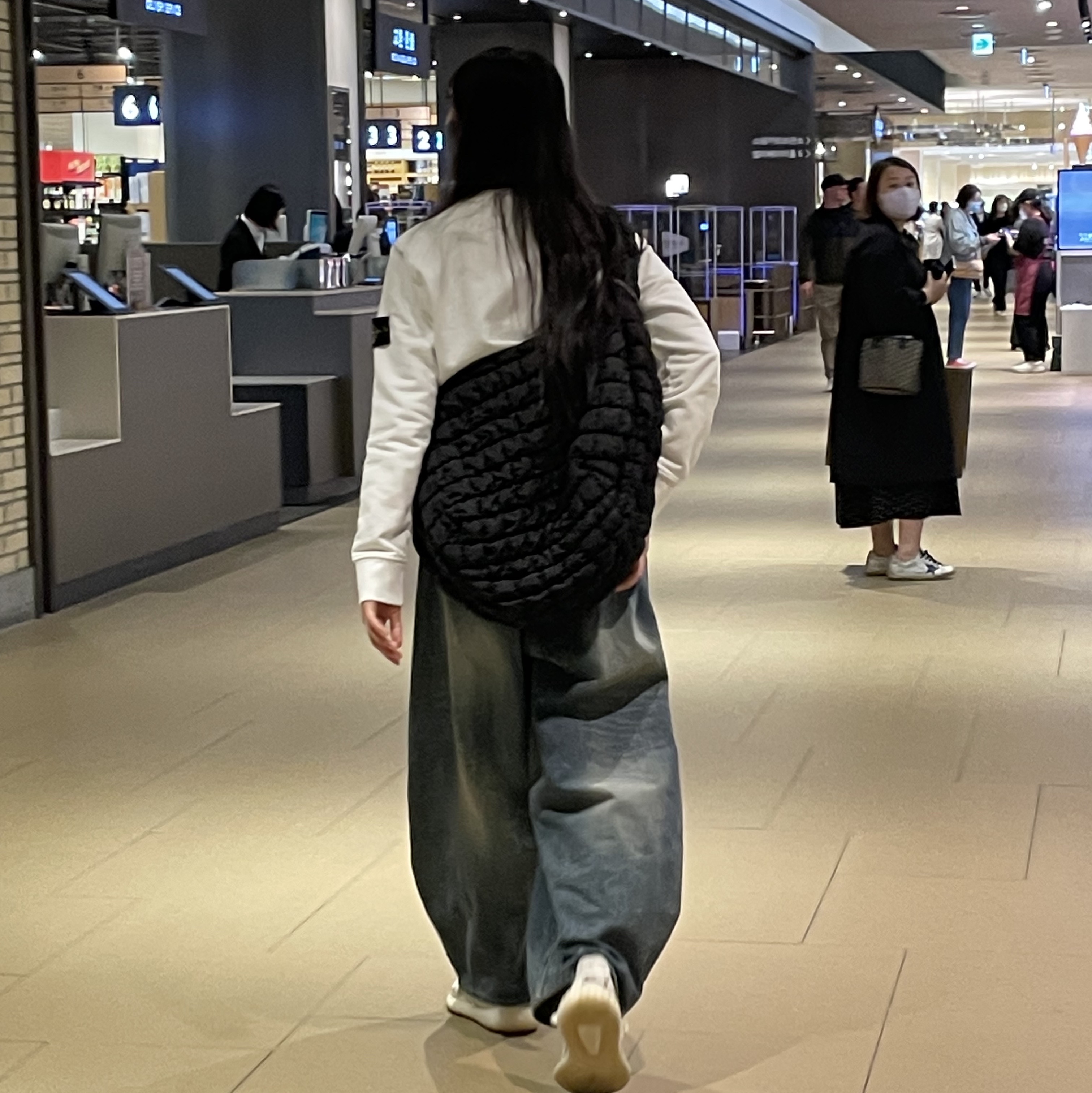 Adidas Yeezy Boost 350 V2 Bone, COS Quilted Oversized Shoulder Bag Black 착용 스타일