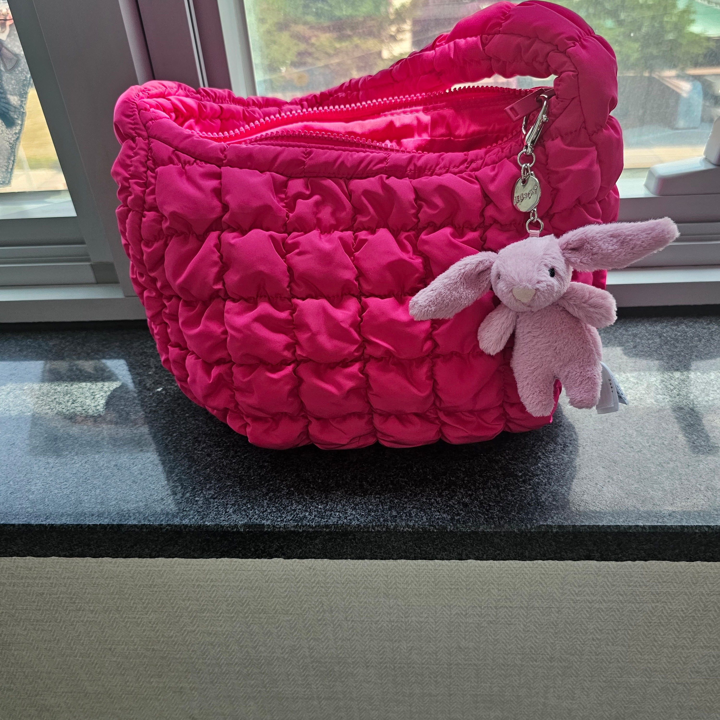 Jellycat Bashful Bunny Bag Charm Lavender, Jellycat Bashful Bunny Bag Charm Tulip 착용 스타일 - 2