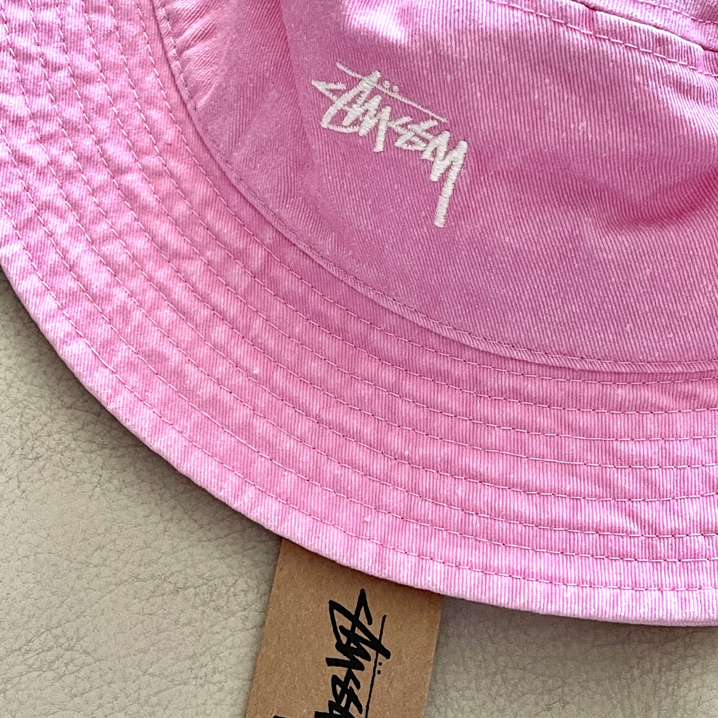 Stussy Washed Stock Bucket Hat Pink 착용 스타일