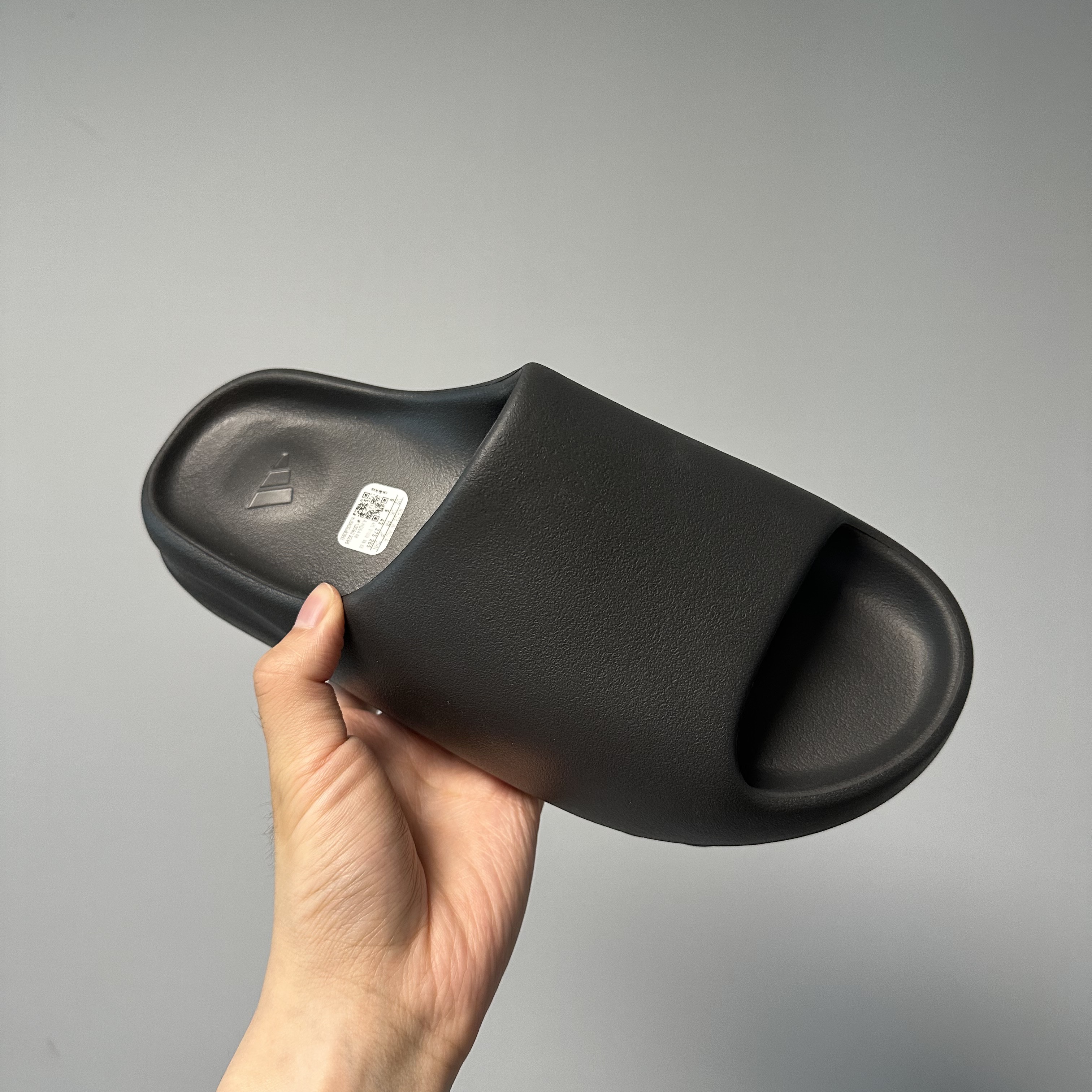 Adidas Yeezy Slide Onyx 착용 스타일 - 2