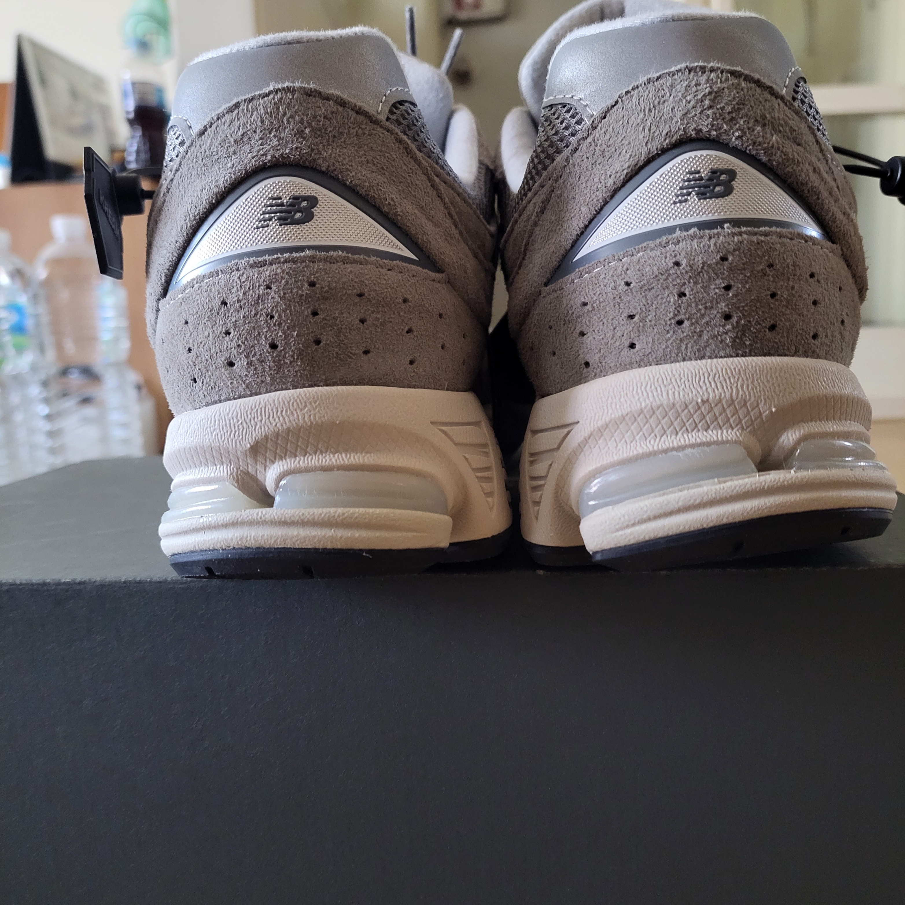 New Balance 2002R Grey 착용 스타일 - 3