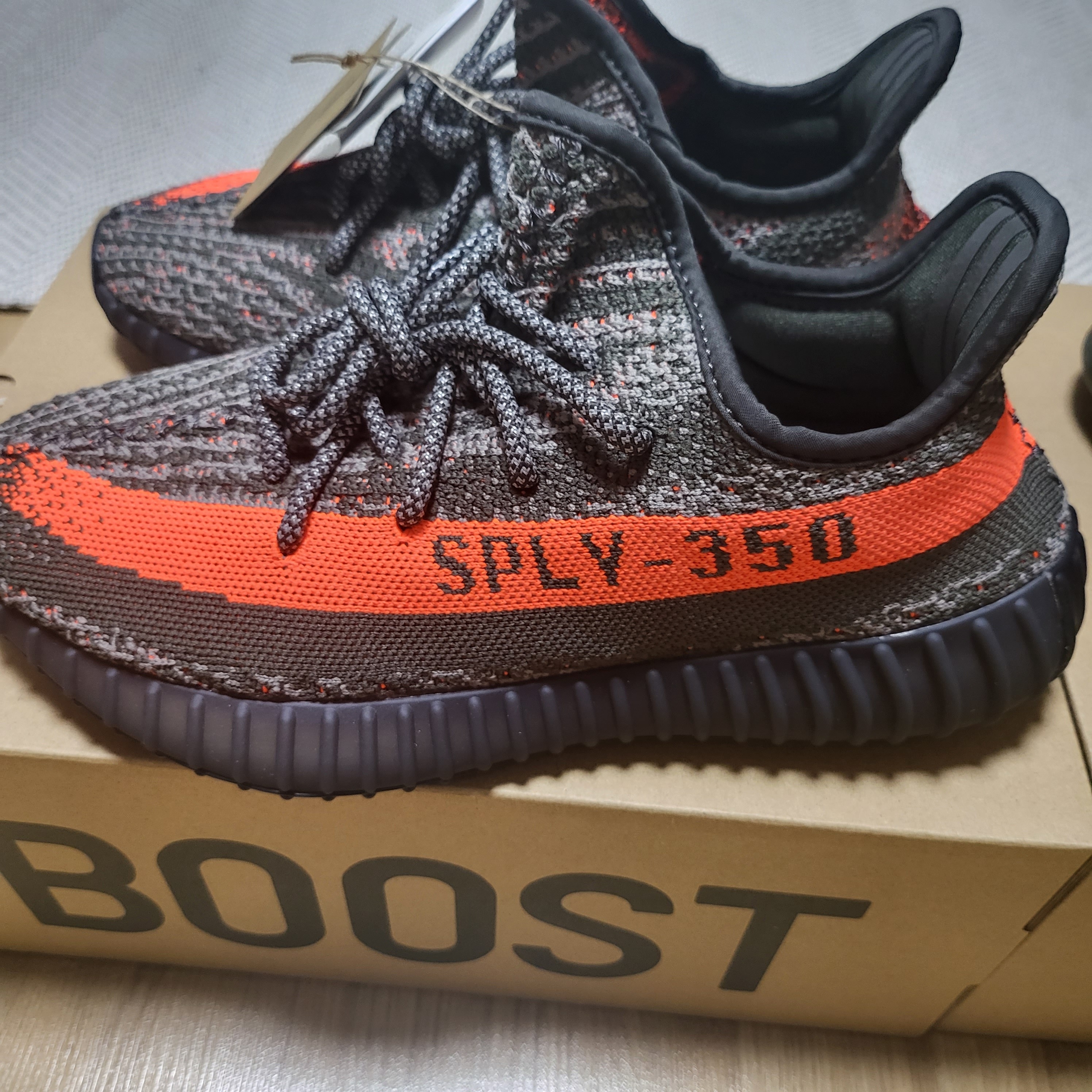 Adidas Yeezy Boost 350 V2 Onyx, Adidas Yeezy Boost 350 V2 Carbon Beluga 착용 스타일 - 3