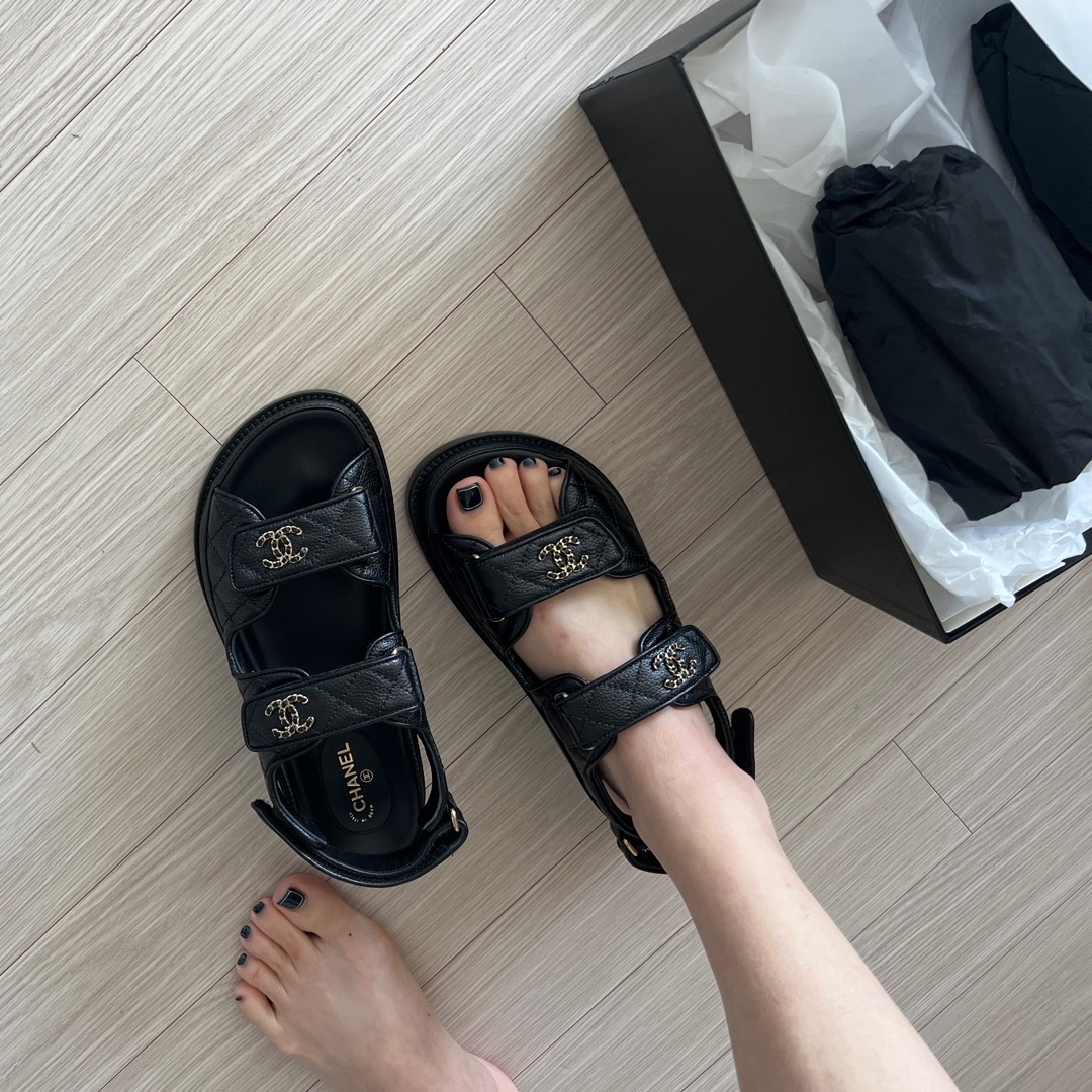 (W) Chanel Sandals Grained Calfskin & Black 착용 스타일