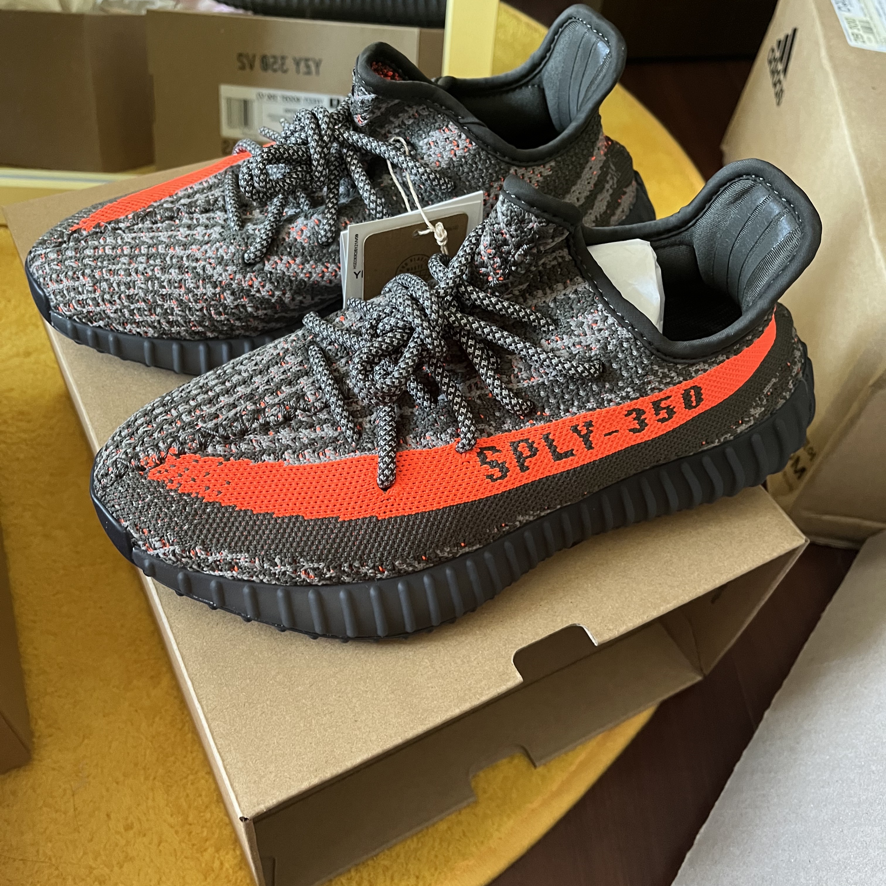 Adidas Yeezy Boost 350 V2 Carbon Beluga 착용 스타일 - 2