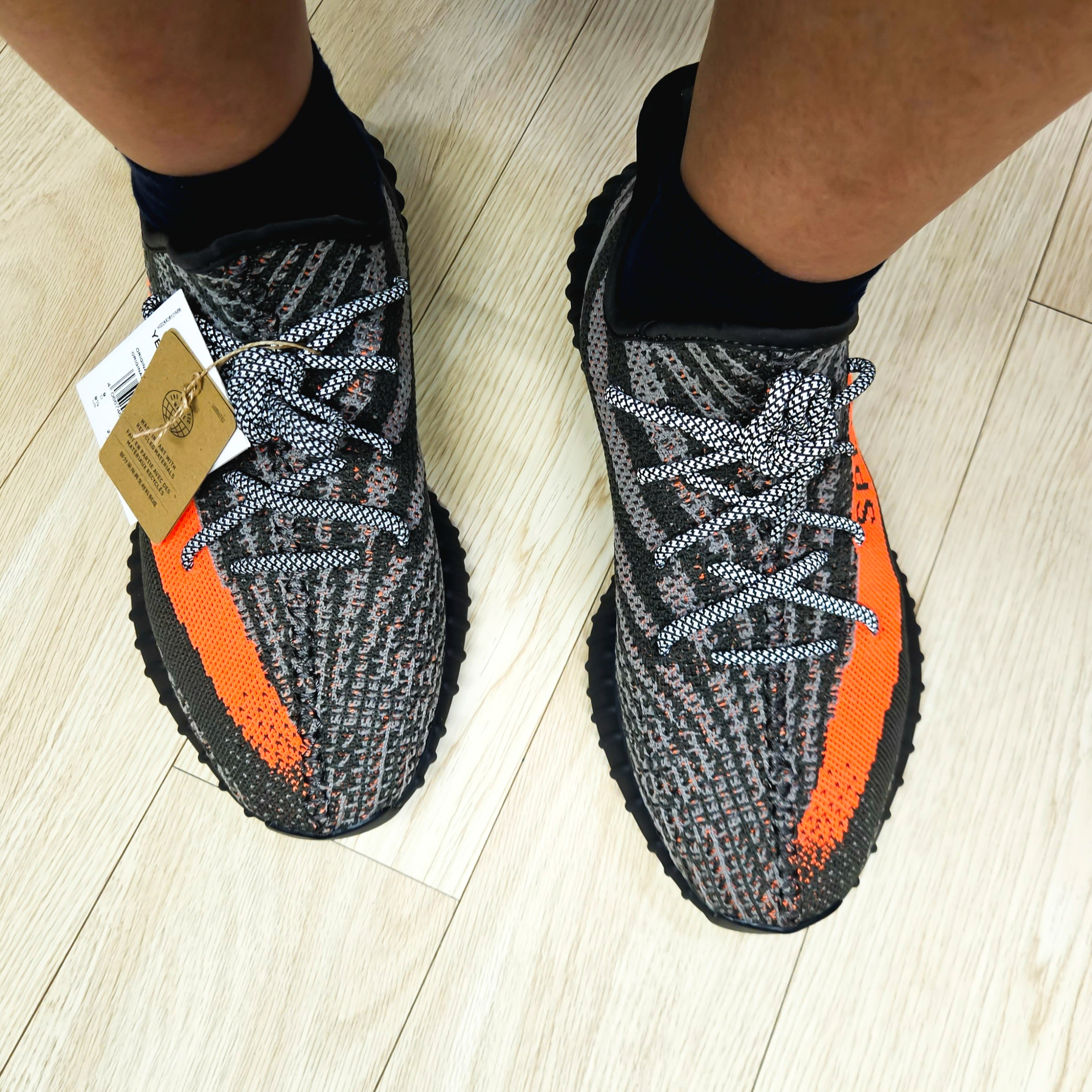 Adidas Yeezy Boost 350 V2 Carbon Beluga 착용 스타일