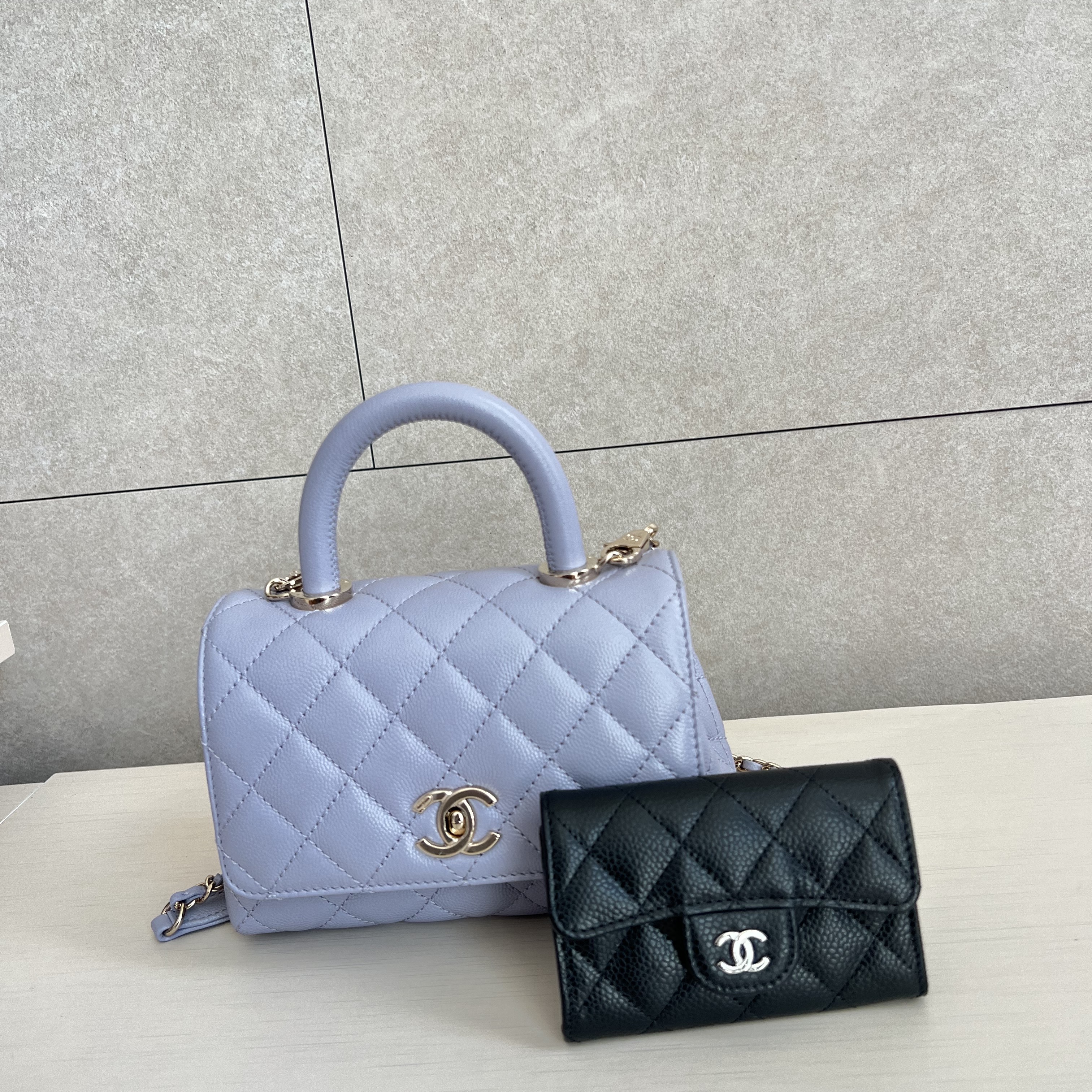 Chanel Classic Card Holder Grained Calfskin & Silver Black 착용 스타일 - 1