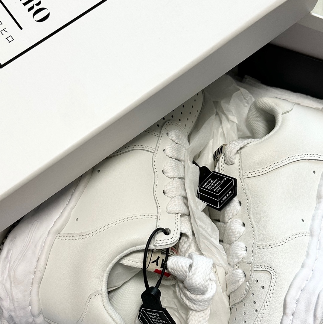 Maison Mihara Yasuhiro Wayne OG Sole Leather Low-top Sneakers White 착용 스타일