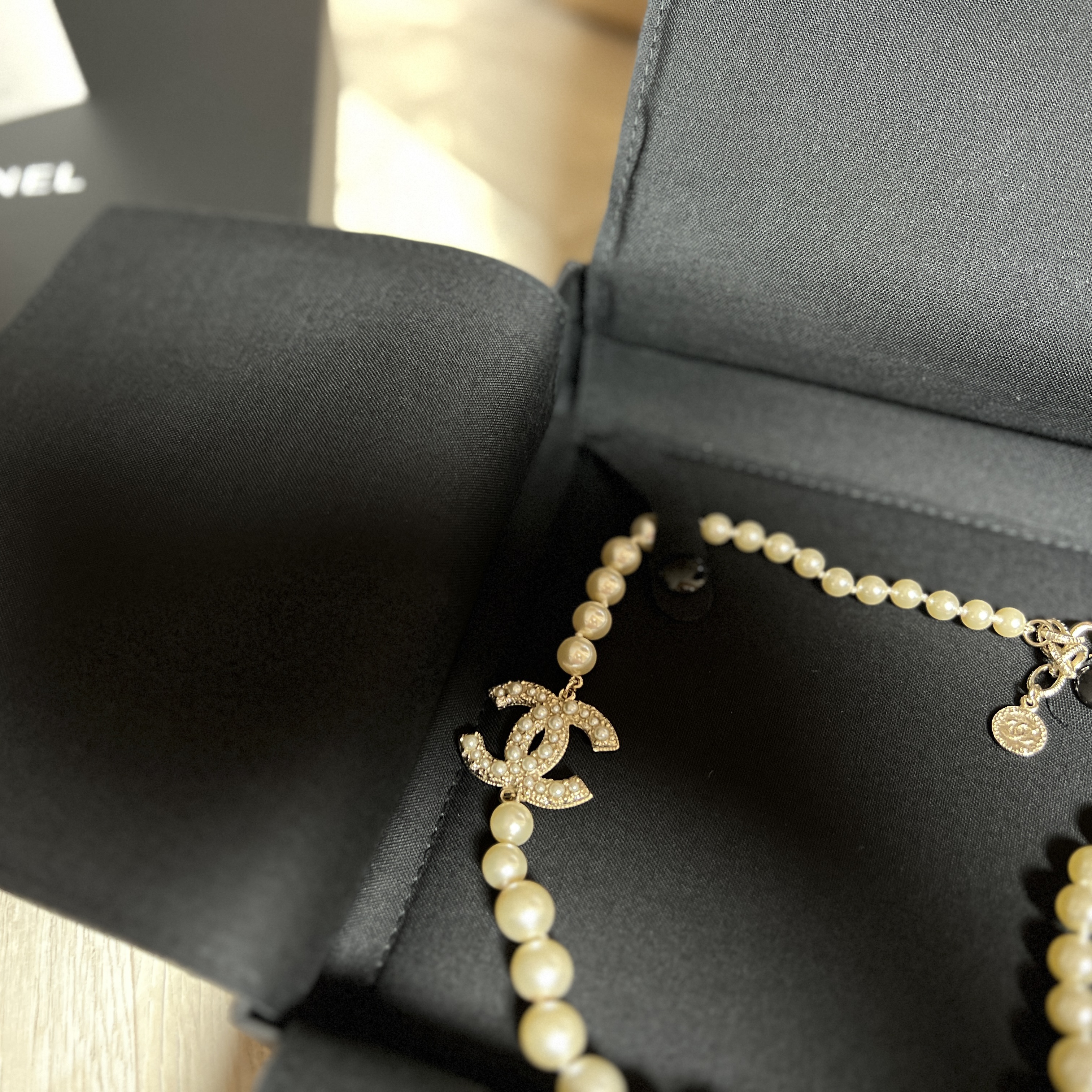 (W) Chanel Necklace Metal Glass Pearls Resin & Gold Pearly White Crystal 착용 스타일