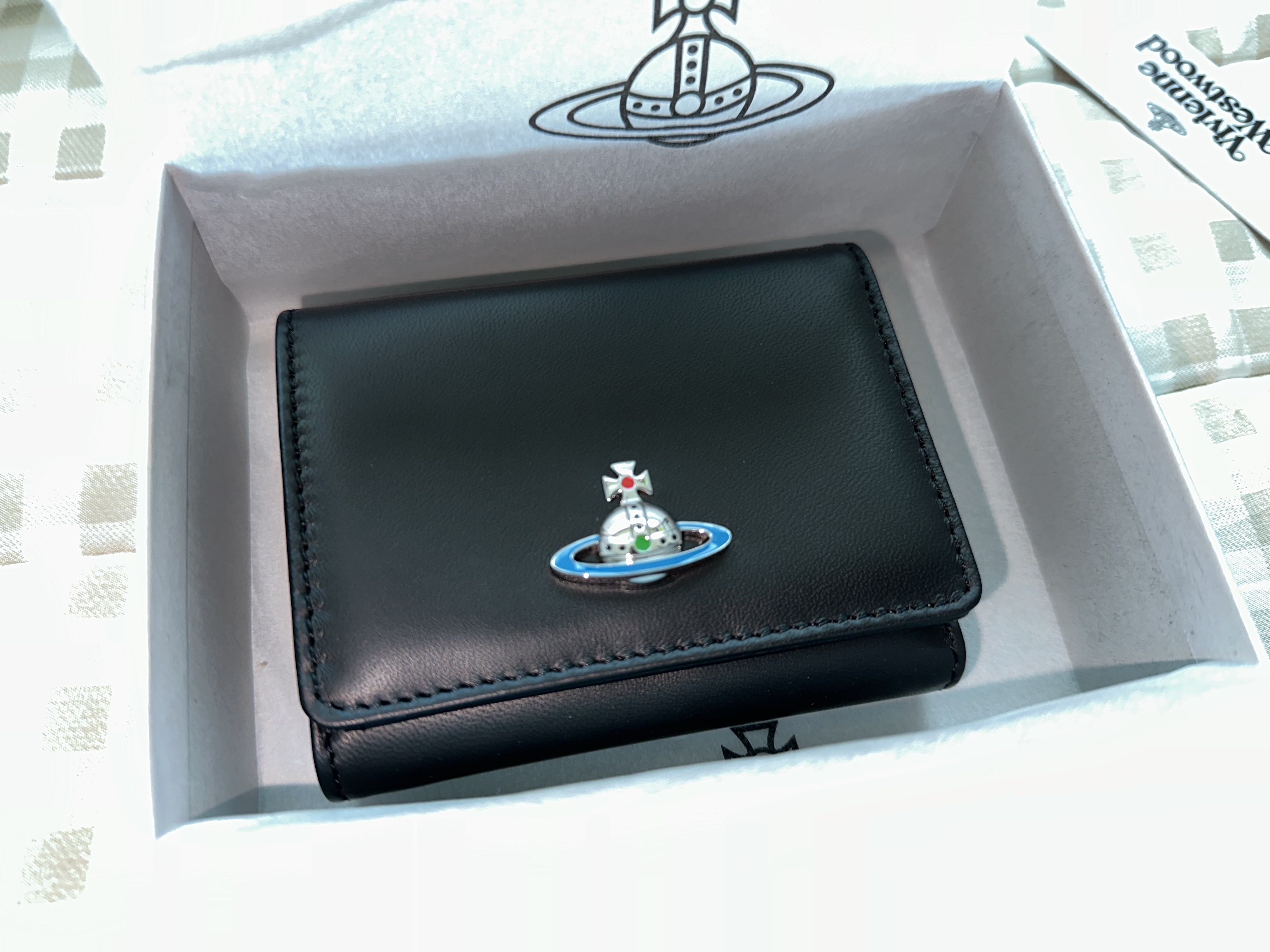 Vivienne Westwood Nappa Leather Small Frame Wallet Black 착용 스타일 - 2