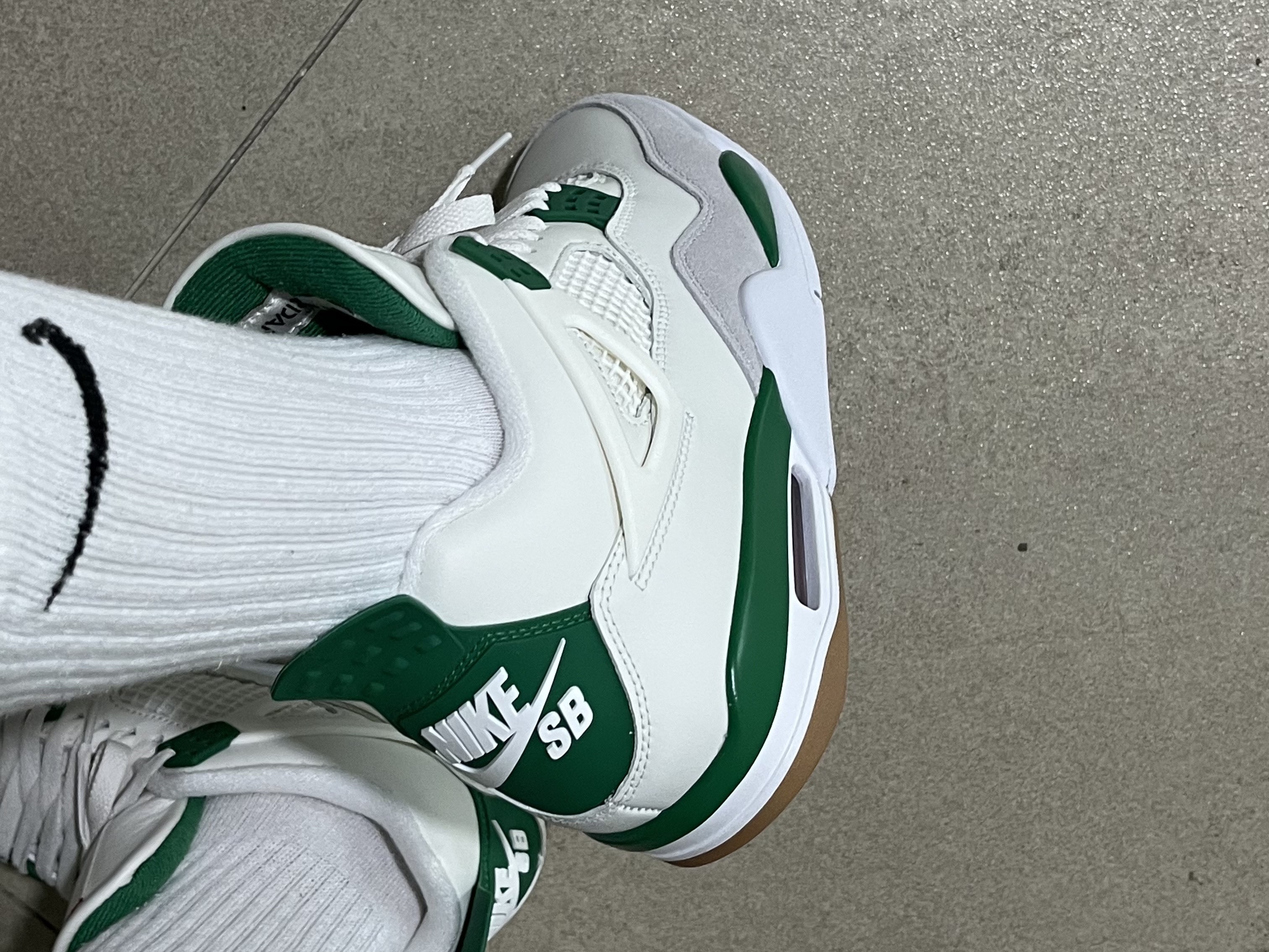 Jordan 4 x Nike SB Retro SP Pine Green 착용 스타일 - 2