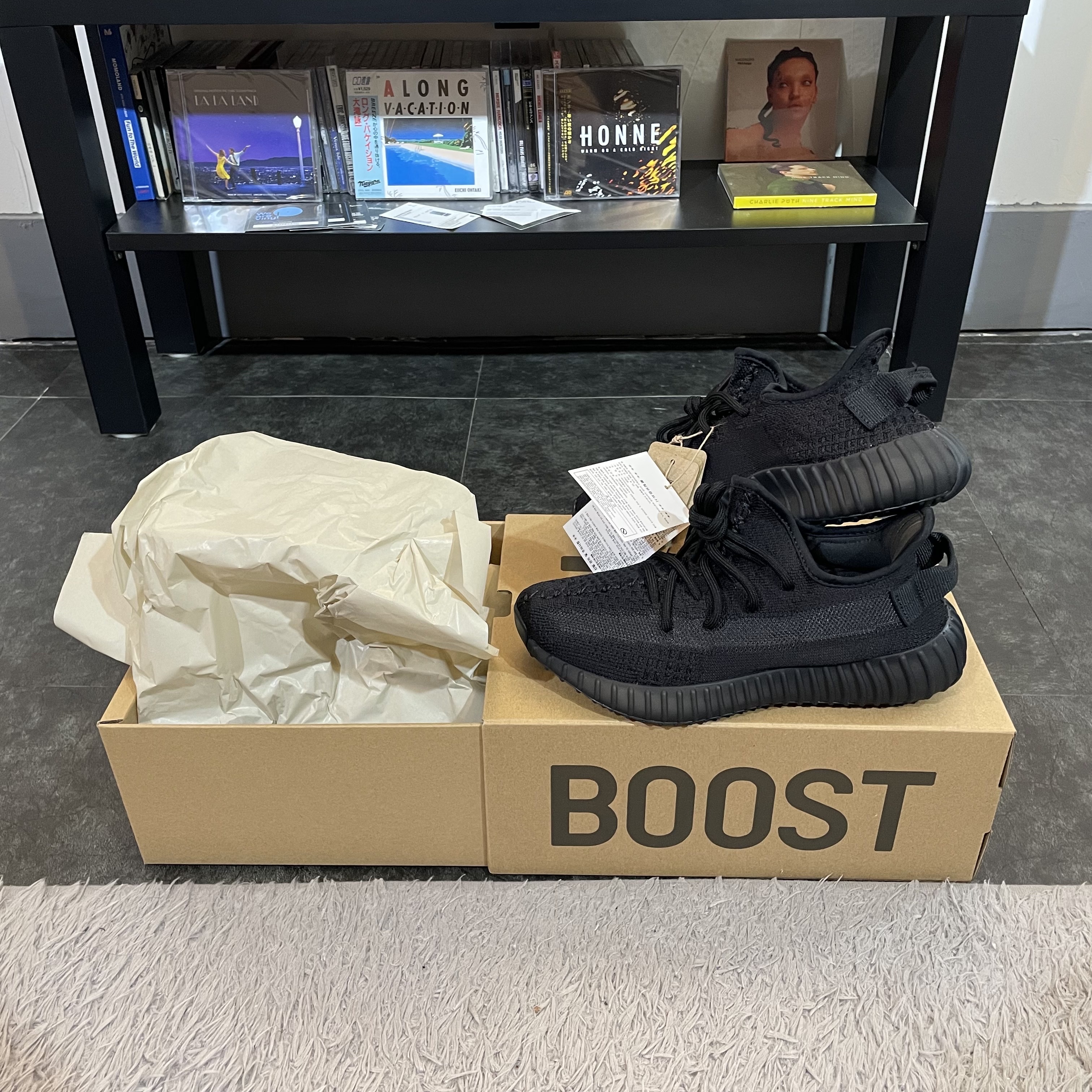 Adidas Yeezy Boost 350 V2 Onyx 착용 스타일 - 2