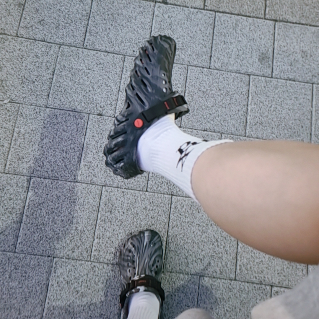 Crocs Echo Marbled Clog Black Flame 착용 스타일