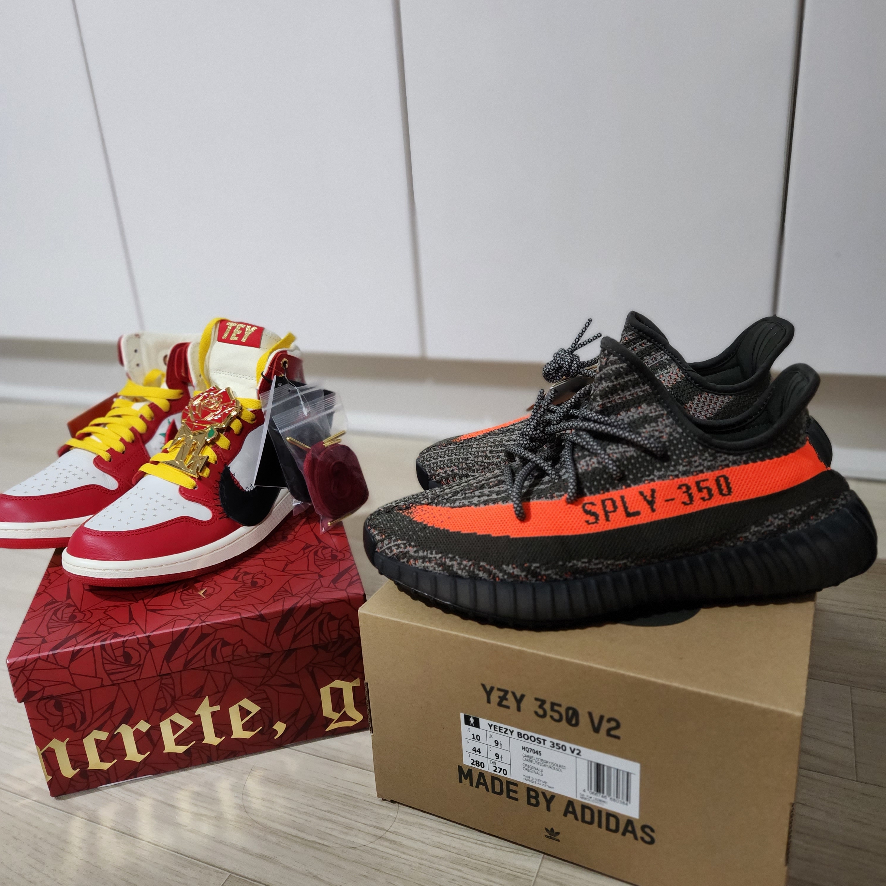 (W) 조던 1 x 테야나 테일러 줌 컴포트 2 짐레드, 아디다스 이지 부스트 350 V2 카본 벨루가 착용 스타일 - 1