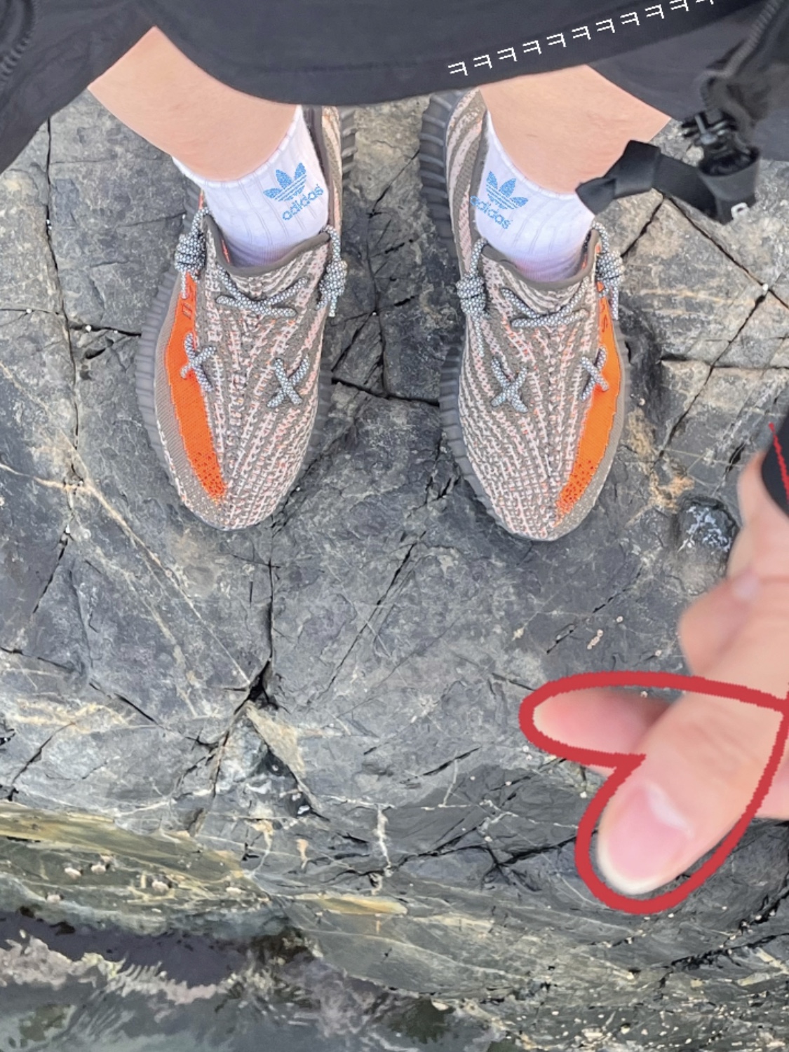 Adidas Yeezy Boost 350 V2 Carbon Beluga 착용 스타일