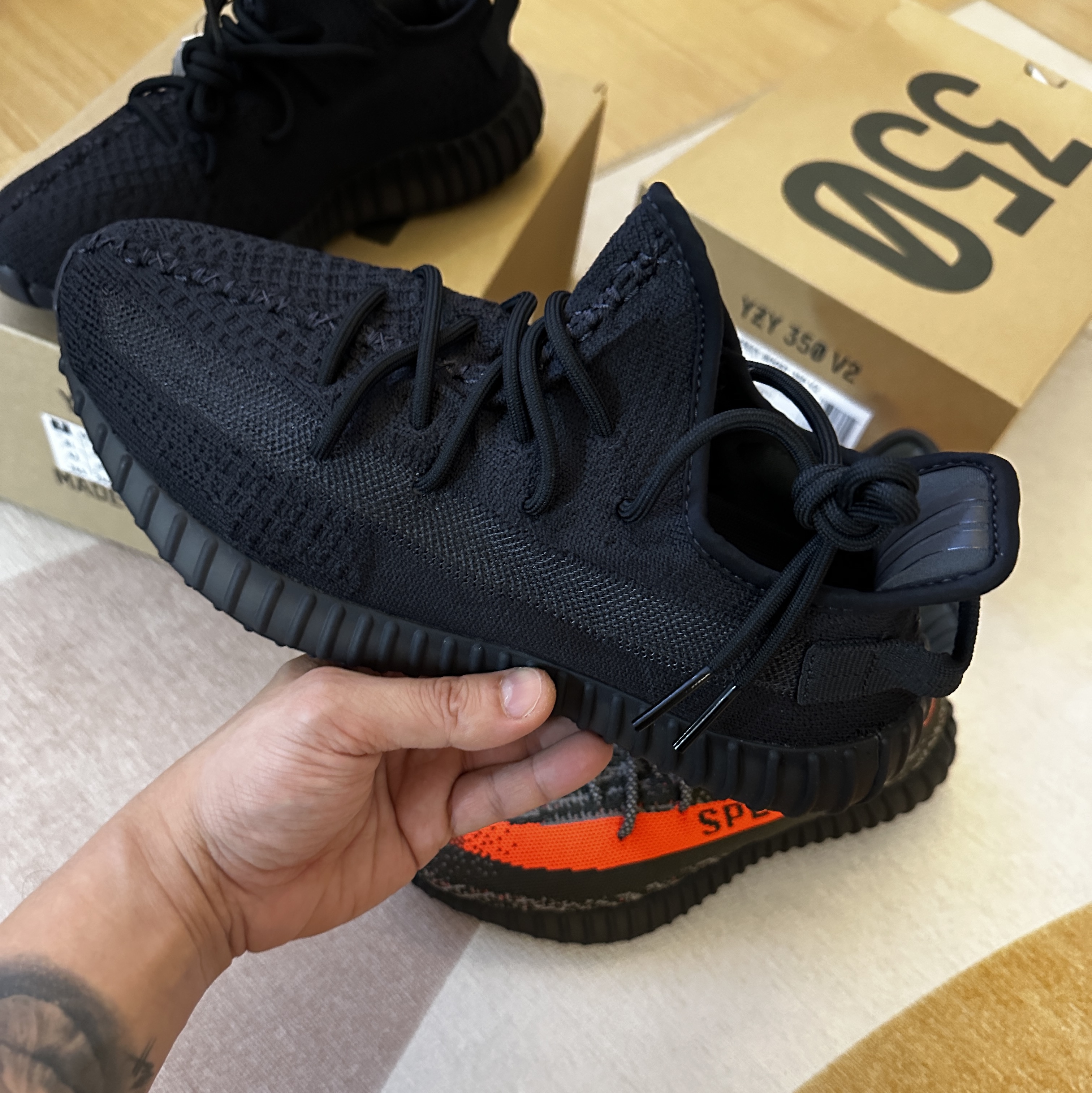Adidas Yeezy Boost 350 V2 Carbon Beluga, Adidas Yeezy Boost 350 V2 Onyx 착용 스타일 - 3