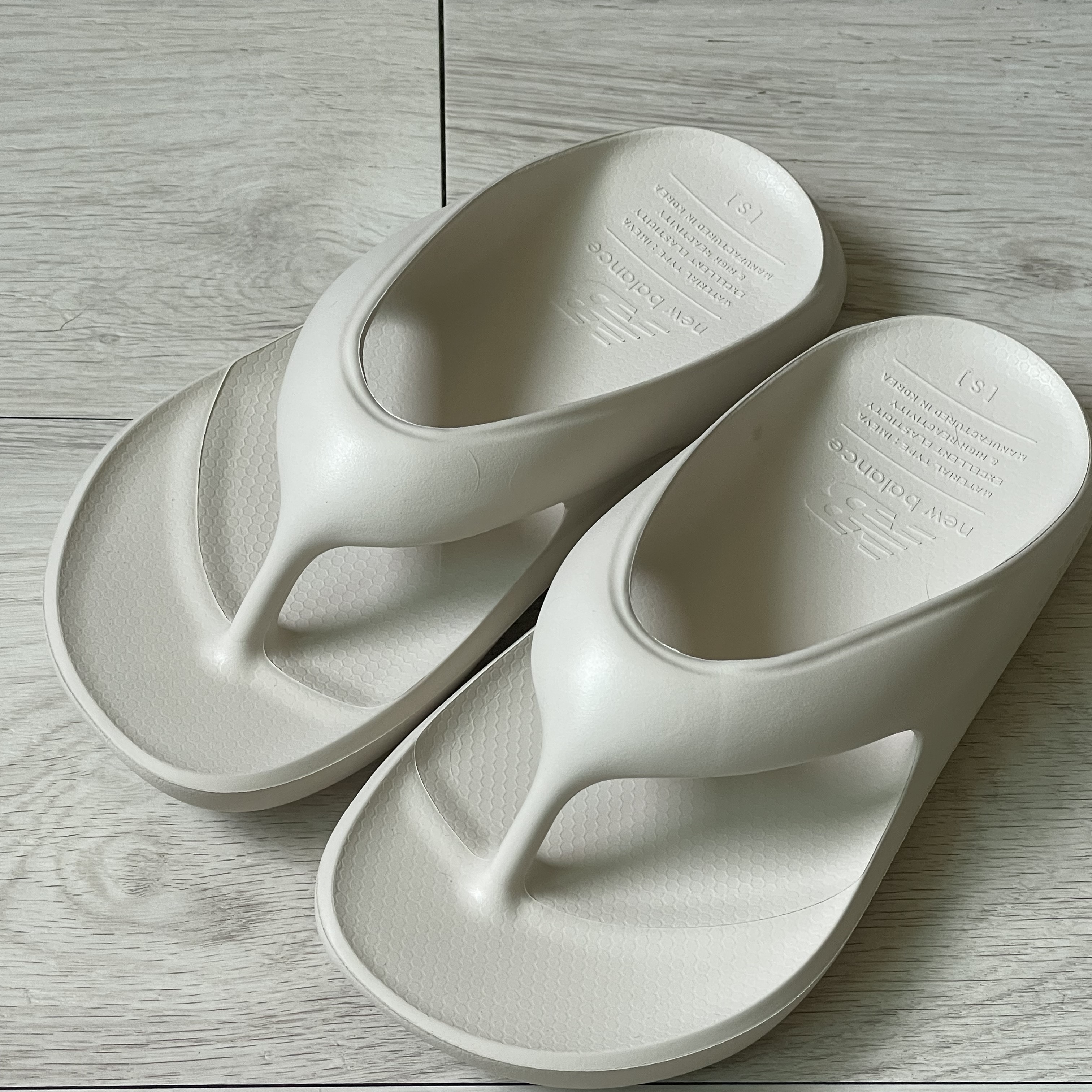 New Balance Flip Flop Ivory 착용 스타일