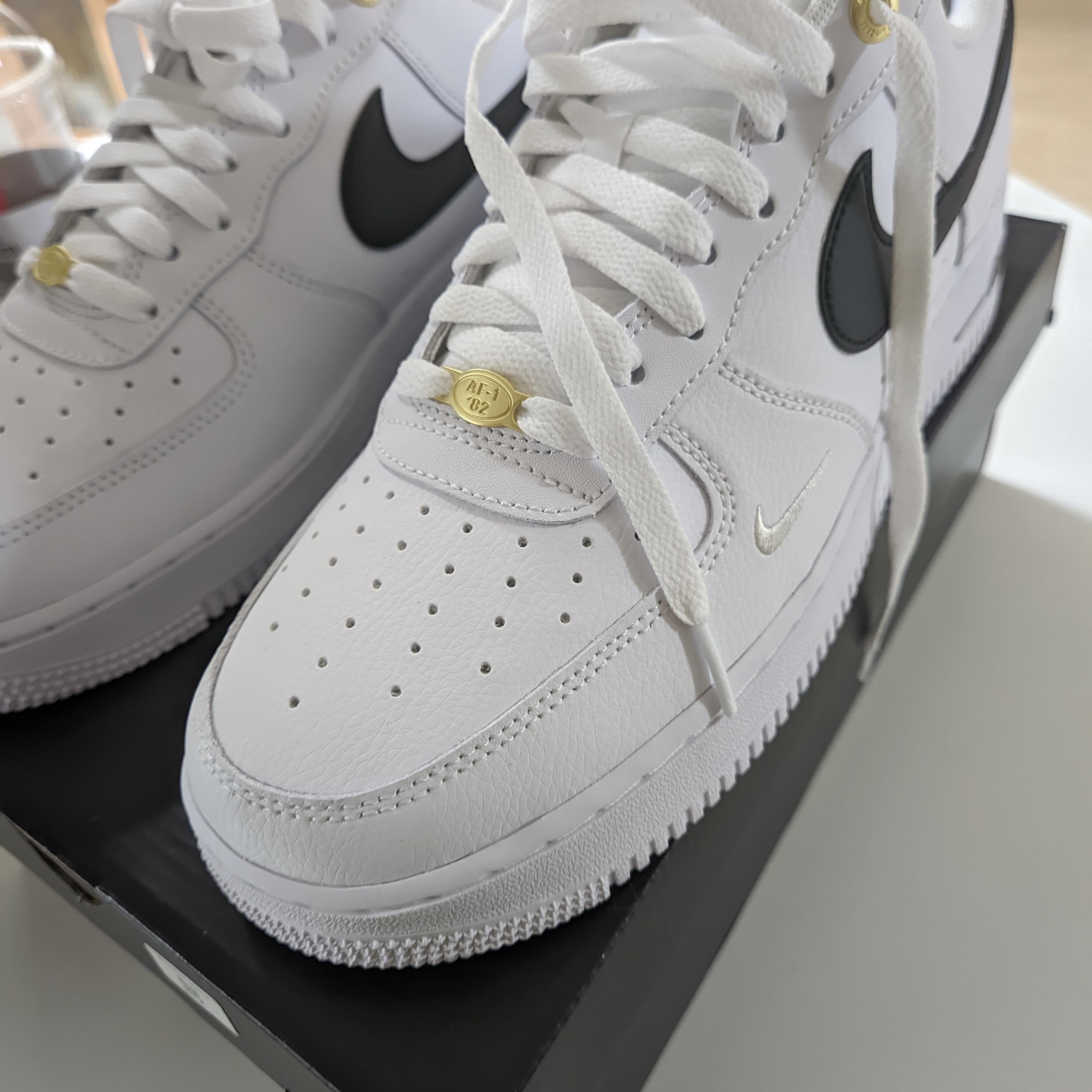 Nike Air Force 1 '07 LV8 40th Anniversary Join Forces White Black 착용 스타일 - 3