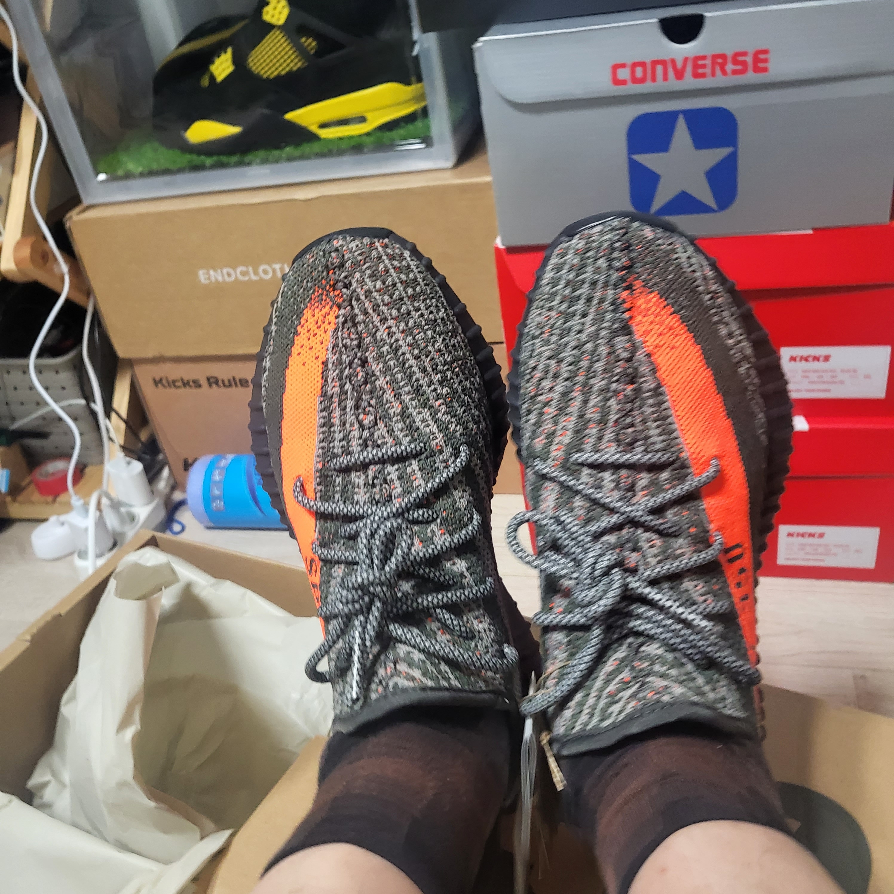 Adidas Yeezy Boost 350 V2 Carbon Beluga 착용 스타일 - 5