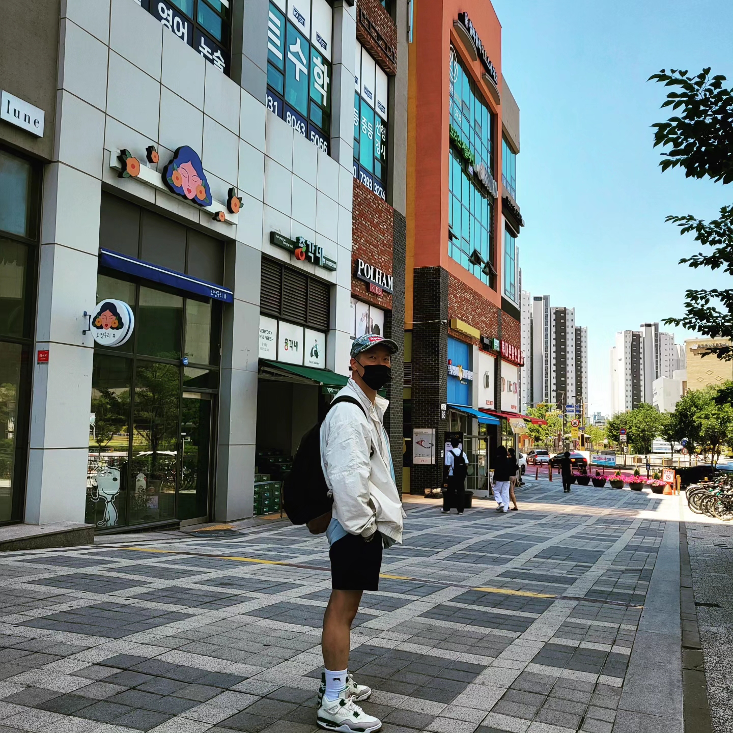 슈프림 프레이드 로고 데님 캠프캡 블루 - 21SS, 스투시 플라워 그리드 피그먼트 다이드 티셔츠 스카이 블루 착용 스타일 - 3
