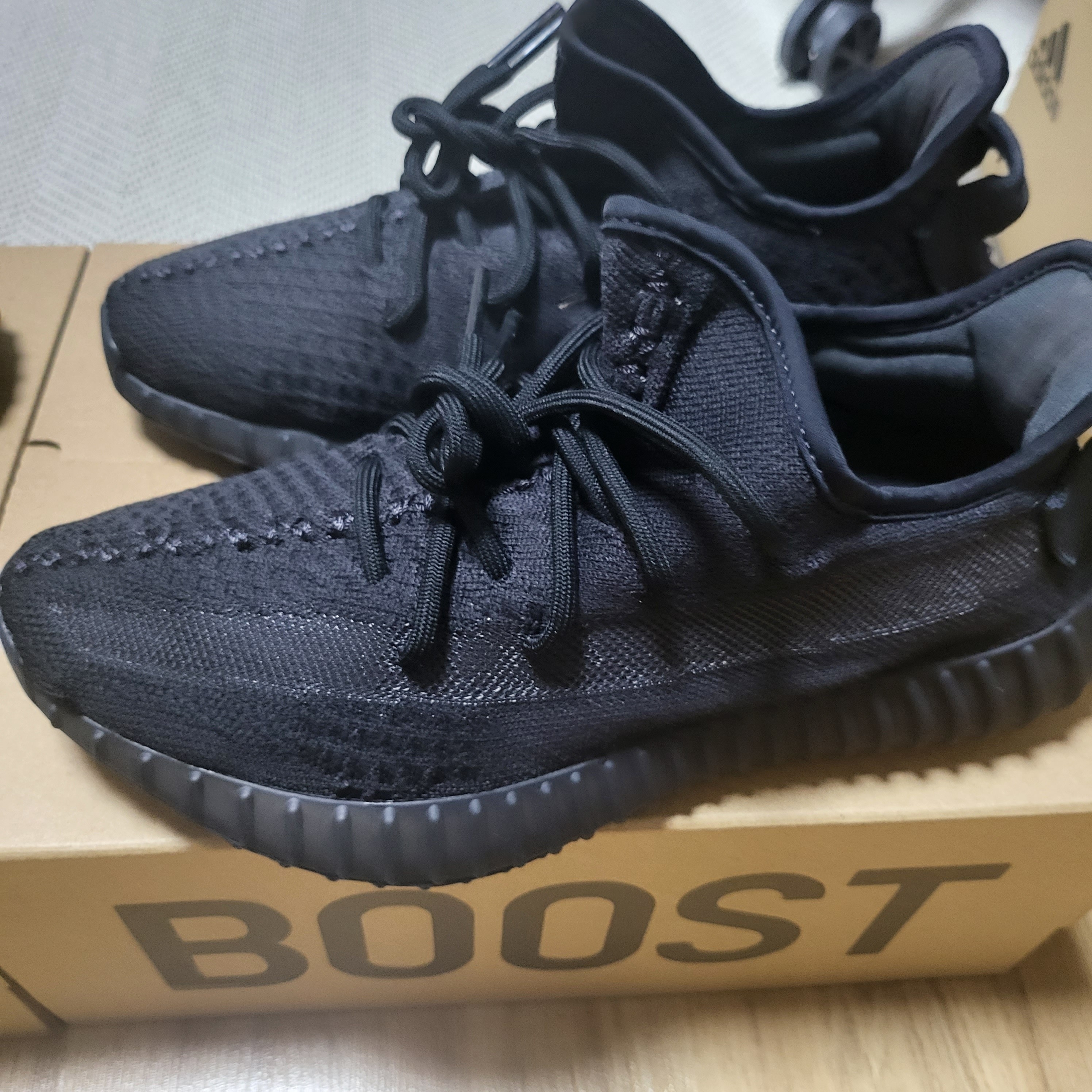 Adidas Yeezy Boost 350 V2 Onyx, Adidas Yeezy Boost 350 V2 Carbon Beluga 착용 스타일 - 2