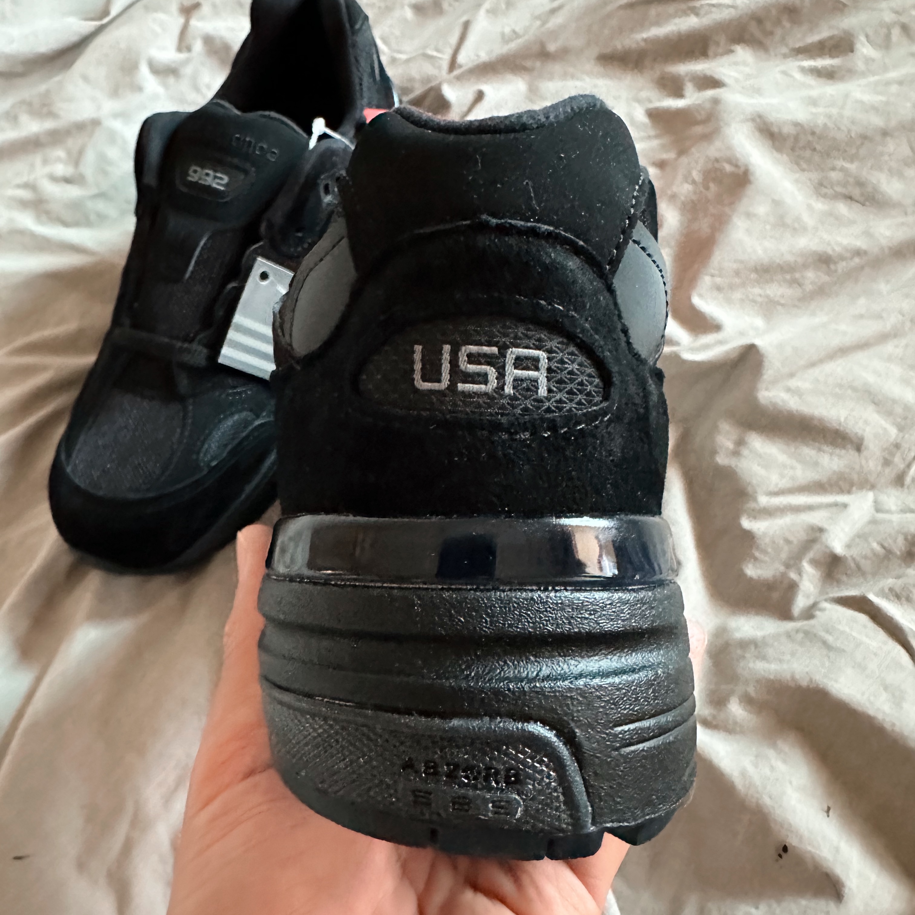 뉴발란스 992 메이드 인 USA 트리플 블랙 착용 스타일 - 4
