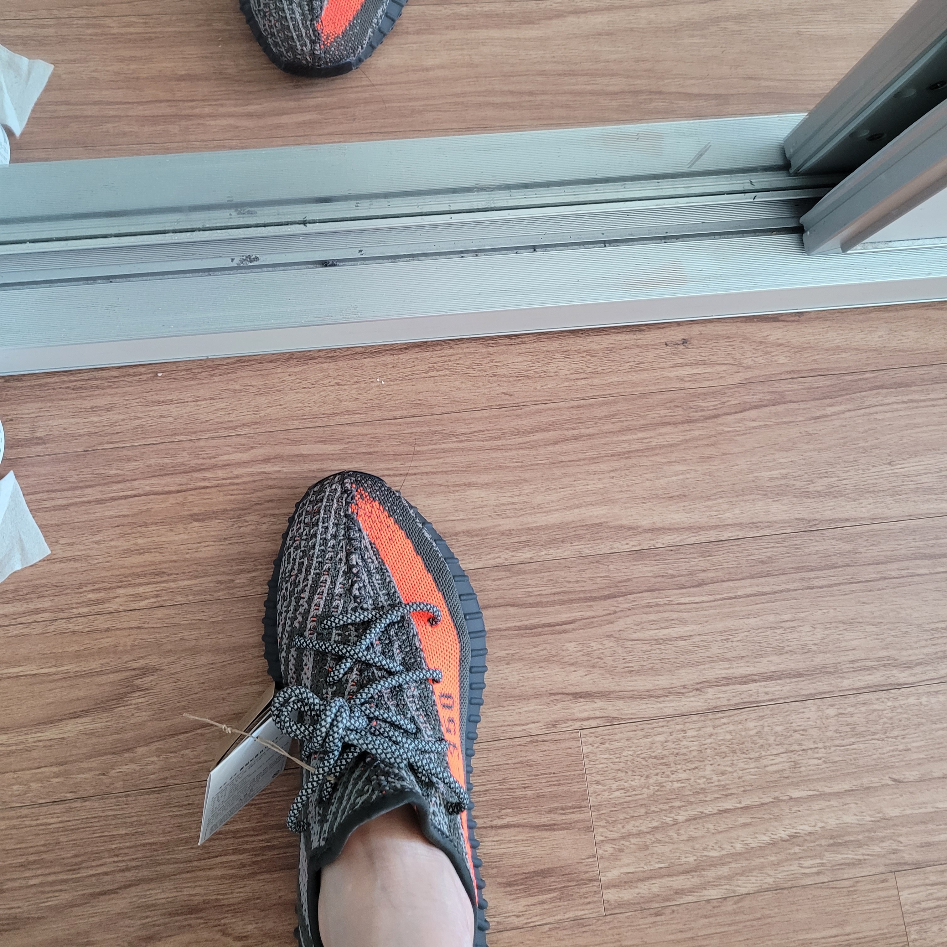 Adidas Yeezy Boost 350 V2 Carbon Beluga 착용 스타일 - 2