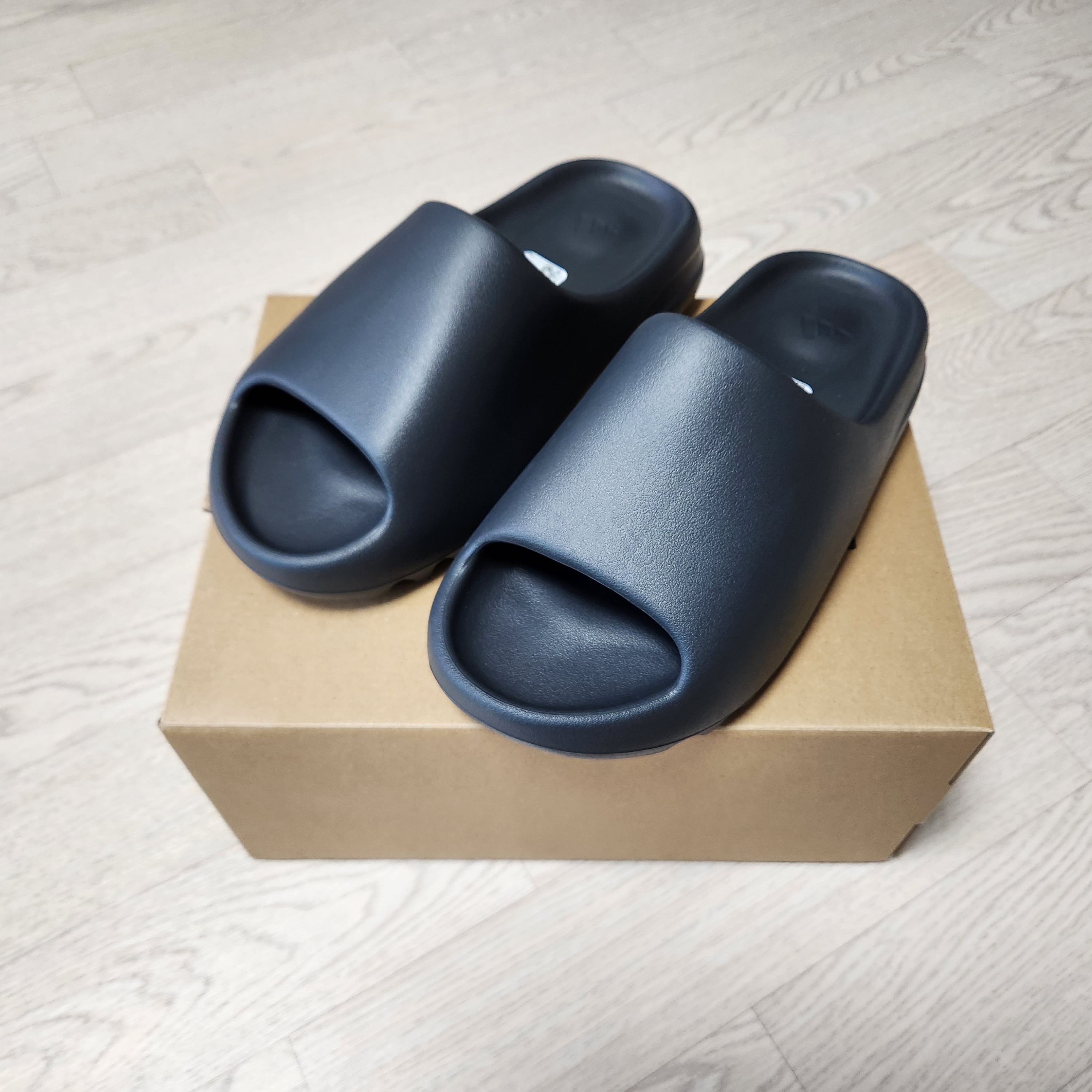 Adidas Yeezy Boost 350 V2 Onyx, Adidas Yeezy Slide Onyx 착용 스타일 - 2