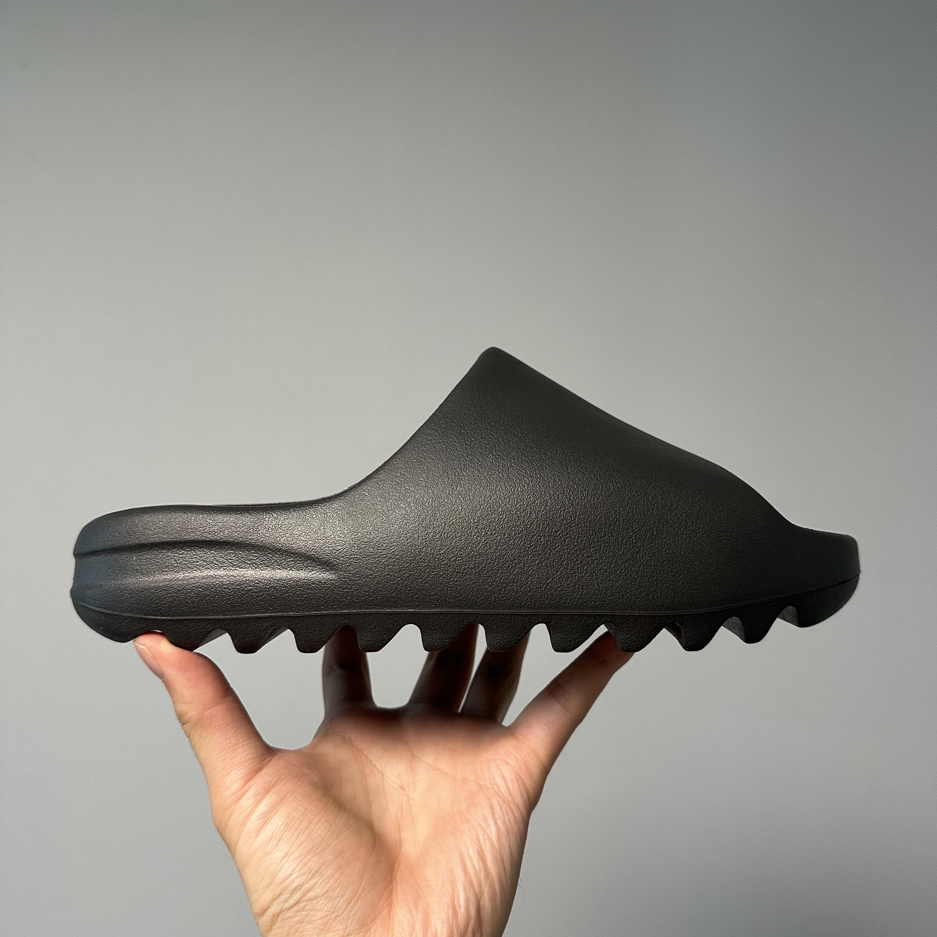 Adidas Yeezy Slide Onyx 착용 스타일 - 1