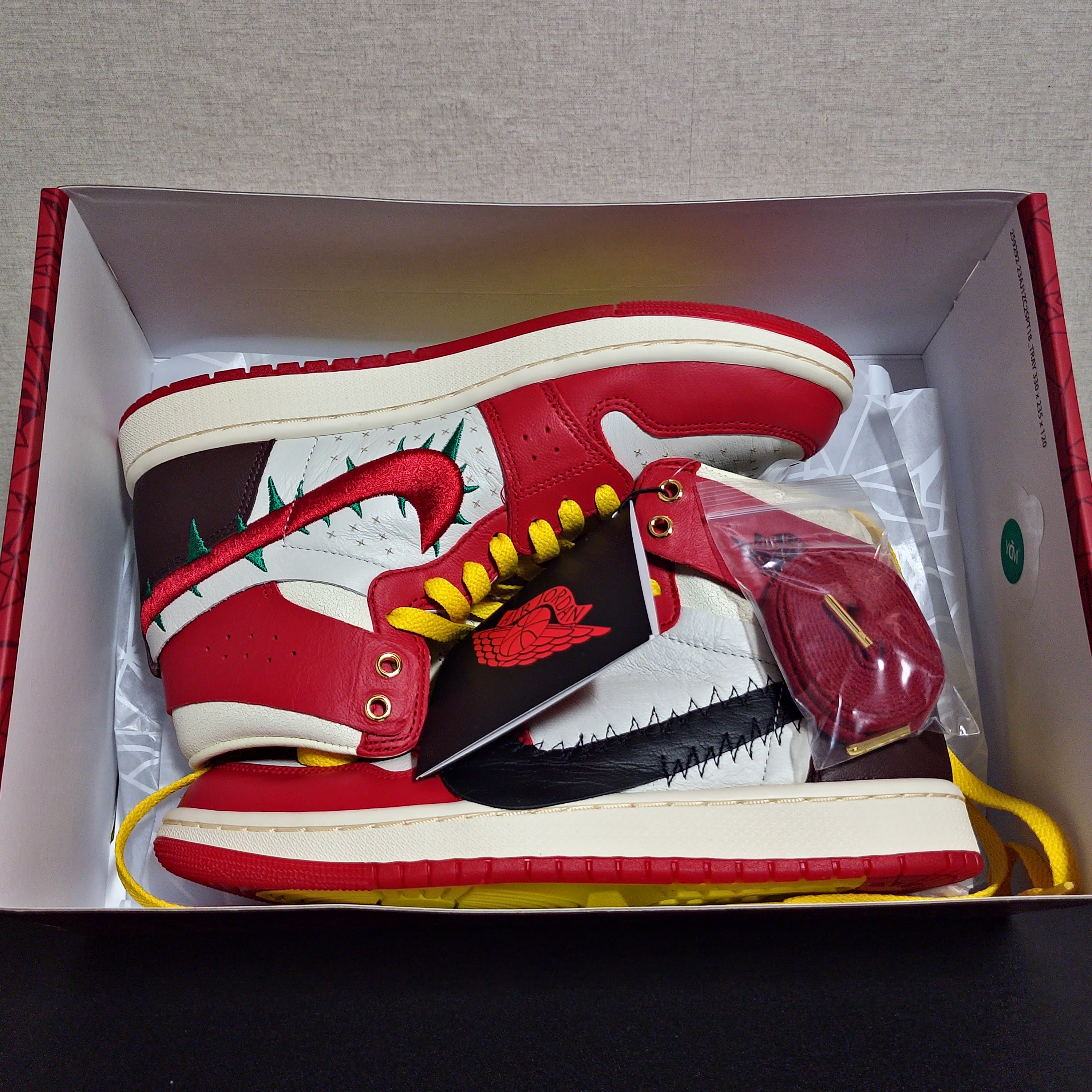 (W) Jordan 1 x Teyana Taylor Zoom CMFT 2 Gym Red, Jordan 1 High 85 Black White 착용 스타일 - 1