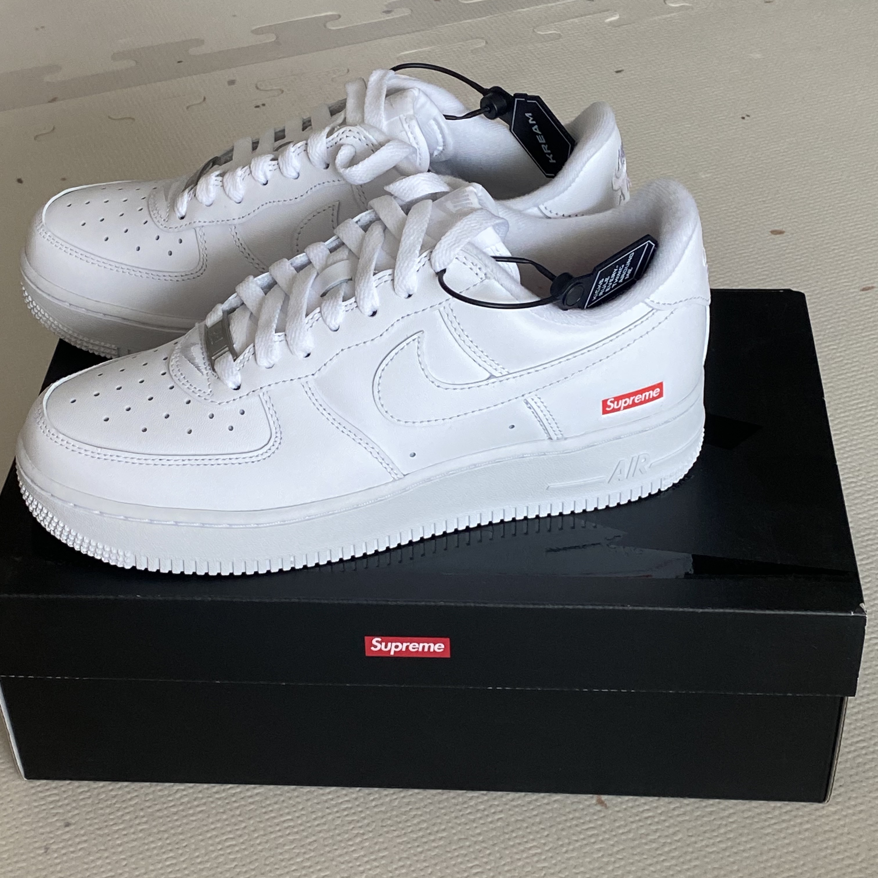 Nike x Supreme Air Force 1 Low White 착용 스타일